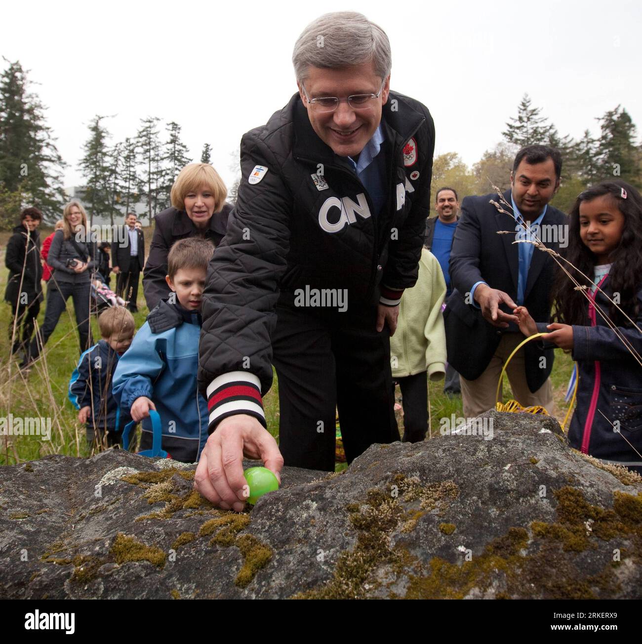 Bildnummer: 55287144  Datum: 24.04.2011  Copyright: imago/Xinhua (110425) -- VANCOUVER, April 25, 2011 (Xinhua) -- Canadian Prime Minister and Conservative Party leader Stephen Harper goes Easter egg hunting with local children in Burnaby, British Columbia, Canada, April 24, 2011. Harper was on a campaign trip for the 41st federal election set on May 2. (Xinhua/Conservative Party of Canada) CANADA-BRITISH COLUMBIA-HARPER-CAMPAIGN PUBLICATIONxNOTxINxCHN People Politik Wahl Präsidentschaftswahlen Wahlen Wahlkampf Kanada kbdig xdp 2011 quadrat premiumd o0 Ostern, Osterei, Ei, Suche, Eiersuche, Os Stock Photo
