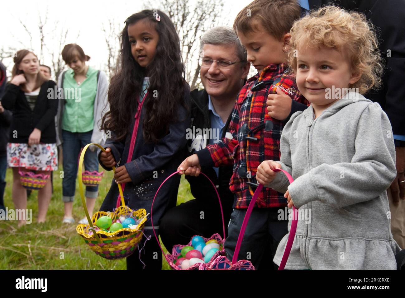 Bildnummer: 55287145  Datum: 24.04.2011  Copyright: imago/Xinhua (110425) -- VANCOUVER, April 25, 2011 (Xinhua) -- Canadian Prime Minister and Conservative Party leader Stephen Harper goes Easter egg hunting with local children in Burnaby, British Columbia, Canada, April 24, 2011. Harper was on a campaign trip for the 41st federal election set on May 2. (Xinhua/Conservative Party of Canada) CANADA-BRITISH COLUMBIA-HARPER-CAMPAIGN PUBLICATIONxNOTxINxCHN People Politik Wahl Präsidentschaftswahlen Wahlen Wahlkampf Kanada kbdig xdp 2011 quer premiumd  o0 Ostern, Osterei, Ei, Suche, Eiersuche, Oste Stock Photo