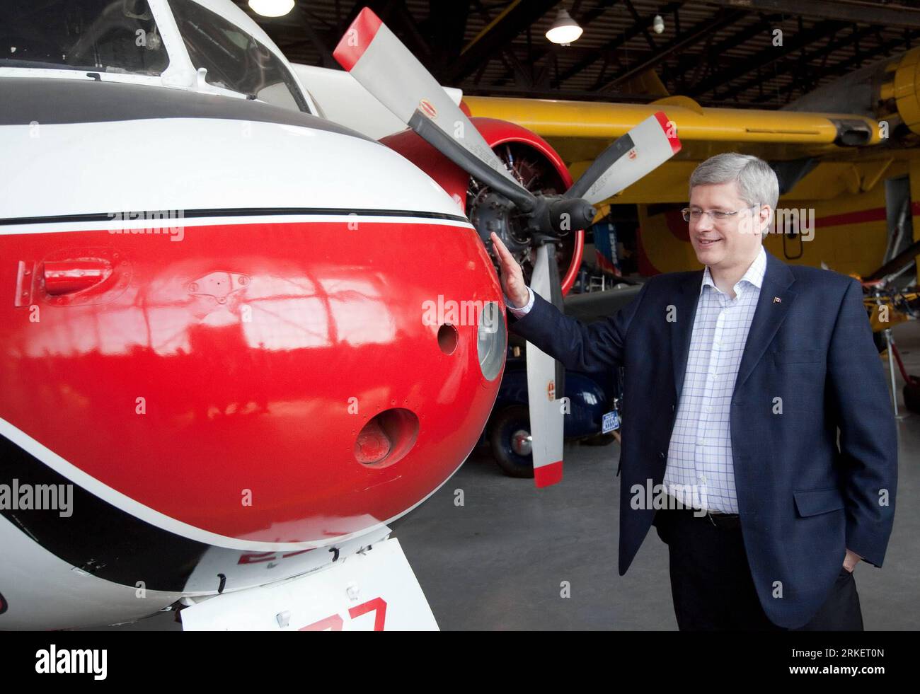 Bildnummer: 55287142  Datum: 25.04.2011  Copyright: imago/Xinhua (110425) -- OTTAWA, April 25, 2011 (Xinhua) -- Canadian Prime Minister and leader of Conservative Party Stephen Harper visits the Canadian Bushplane Heritage Centre in Sault Ste. Marie, Ontario, Canada, on April 25, 2011. Harper was on a campaign trip for the 41st federal election set on May 2. (Xinhua/Conservative Party of Canada) (zw) CANADA-ONTARIO-HARPER-CAMPAIGN PUBLICATIONxNOTxINxCHN People Politik Wahl Präsidentschaftswahlen Wahlen Wahlkampf Kanada kbdig xdp 2011 quer premiumd o0 Flugzeug, Museum, Flugzeugmuseum    Bildnum Stock Photo