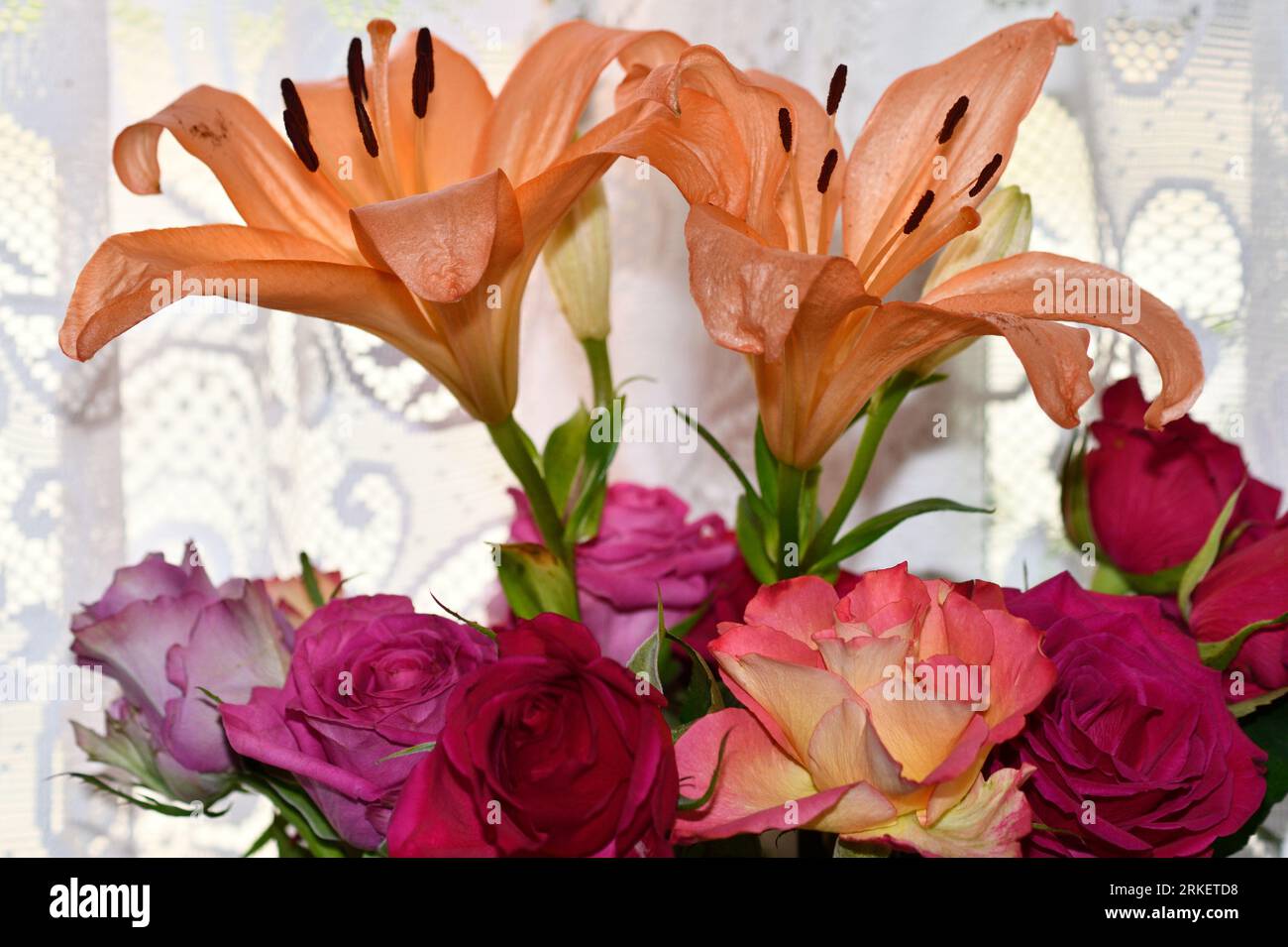 Asiatic Lilies (lilium) with Roses (rosa) indoors in the Summer Months Stock Photo Alamy