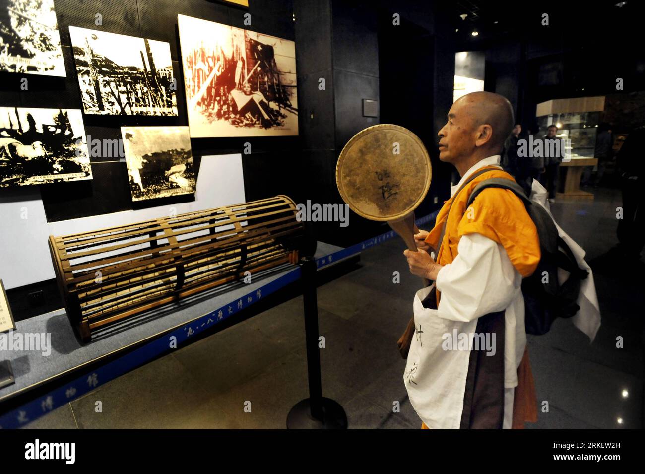 Bildnummer: 55298999  Datum: 28.04.2011  Copyright: imago/Xinhua (110428) -- SHENYANG, April 28, 2011 (Xinhua) -- 75-year-old Japanese monk Iwata Ryuzo visits the 9.18 Historical Museum and shows his apology and sorrow for Chinese victims, in Shenyang, capital of northeast China s Liaoning Province, April 27, 2011. Japan on September 18, 1931 laid siege to Shenyang and began the military occupation of northeast China, then known as Manchuria, until Japan surrendered on August 15, 1945. As his fifth apology trip to China, this time Ryuzo planned to go to Tianjin, Nanjing and end his trip in Wen Stock Photo