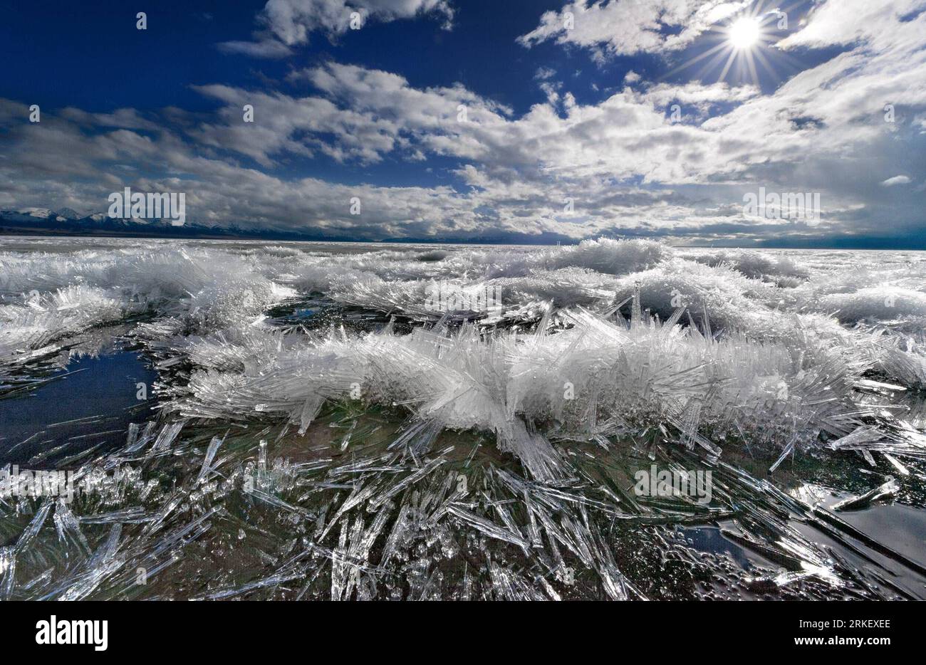Bildnummer: 55310035  Datum: 30.04.2011  Copyright: imago/Xinhua (110502) -- BORTALA, May 2, 2011 (Xinhua) -- Photo taken on April 30, 2011 shows beautiful ice floating on Sayram Lake in Bortala Mongol Autonomous Prefecture, northwest China s Xinjiang Uygur Autonomous Region. (Xinhua/Lai Yuning) (lfj)  CHINA-XINJIANG-SAYRAM LAKE-ICE (CN) PUBLICATIONxNOTxINxCHN Gesellschaft Natur Landschaft kbdig xub 2011 quer Highlight o0 See, Kälte, Frost, Eiskristall, Eis, Kristall, Totale, Gegenlicht    Bildnummer 55310035 Date 30 04 2011 Copyright Imago XINHUA  Bortala May 2 2011 XINHUA Photo Taken ON Apri Stock Photo