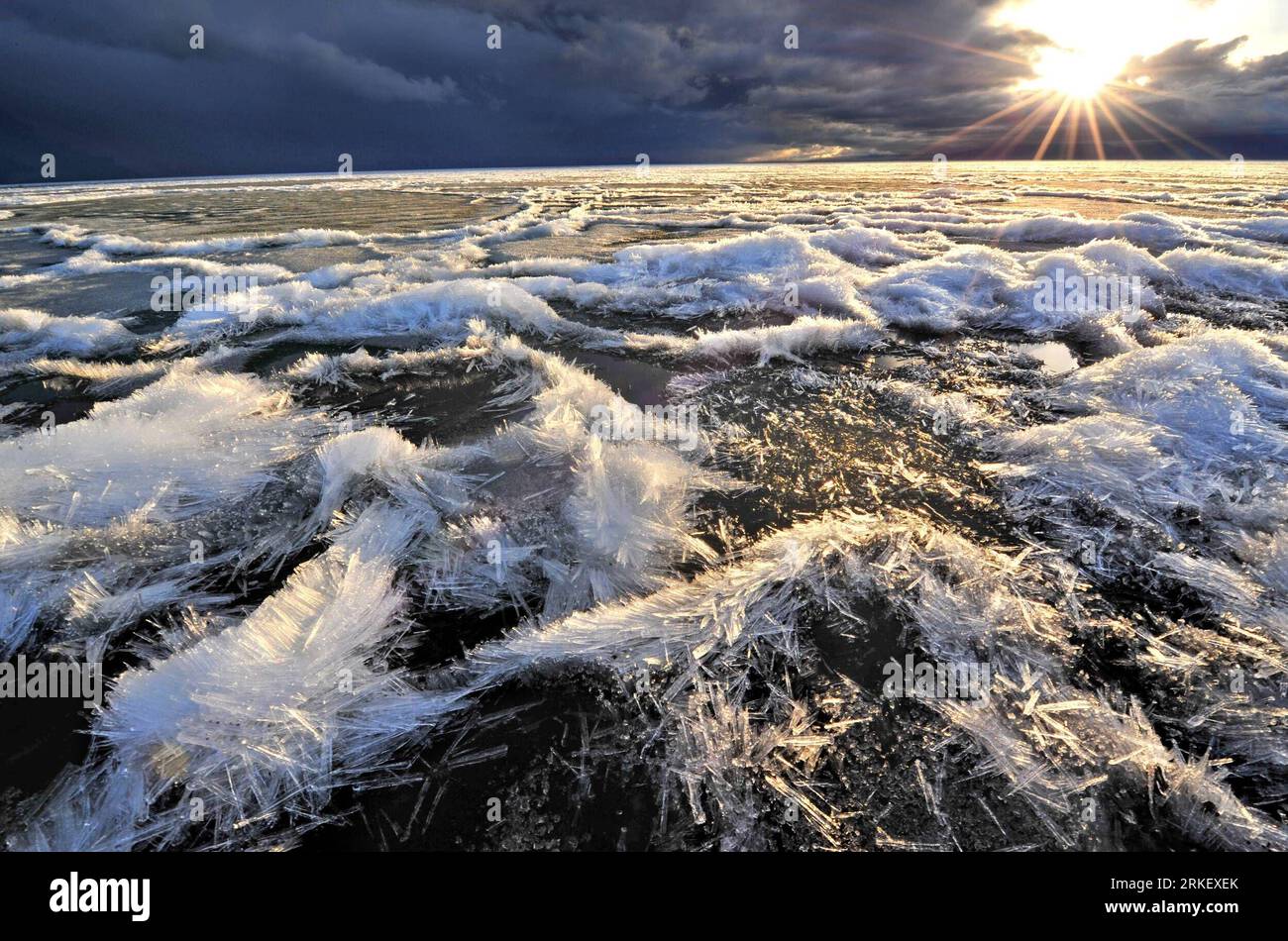 Bildnummer: 55310034  Datum: 30.04.2011  Copyright: imago/Xinhua (110502) -- BORTALA, May 2, 2011 (Xinhua) -- Photo taken on April 30, 2011 shows beautiful ice floating on Sayram Lake in Bortala Mongol Autonomous Prefecture, northwest China s Xinjiang Uygur Autonomous Region. (Xinhua/Lai Yuning) (lfj)  CHINA-XINJIANG-SAYRAM LAKE-ICE (CN) PUBLICATIONxNOTxINxCHN Gesellschaft Natur Landschaft kbdig xub 2011 quer Highlight o0 See, Kälte, Frost, Eiskristall, Eis, Kristall, Totale, Gegenlicht    Bildnummer 55310034 Date 30 04 2011 Copyright Imago XINHUA  Bortala May 2 2011 XINHUA Photo Taken ON Apri Stock Photo