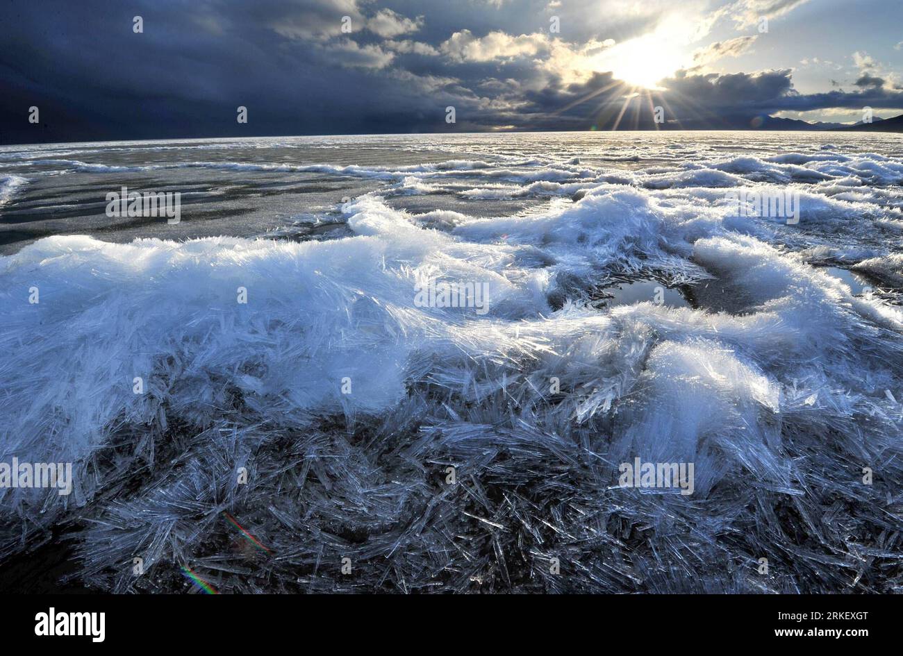 Bildnummer: 55310031  Datum: 30.04.2011  Copyright: imago/Xinhua (110502) -- BORTALA, May 2, 2011 (Xinhua) -- Photo taken on April 30, 2011 shows beautiful ice floating on Sayram Lake in Bortala Mongol Autonomous Prefecture, northwest China s Xinjiang Uygur Autonomous Region.  CHINA-XINJIANG-SAYRAM LAKE-ICE (CN) PUBLICATIONxNOTxINxCHN Gesellschaft Natur Landschaft kbdig xub 2011 quer o0 See, Kälte, Frost, Eiskristall, Eis, Kristall, Totale, Gegenlicht    Bildnummer 55310031 Date 30 04 2011 Copyright Imago XINHUA  Bortala May 2 2011 XINHUA Photo Taken ON April 30 2011 Shows Beautiful ICE Floati Stock Photo