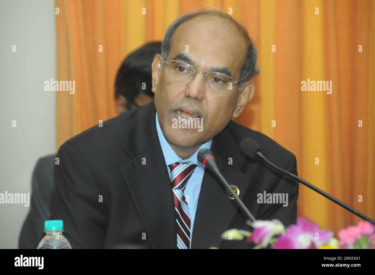 Bildnummer: 55312309  Datum: 03.05.2011  Copyright: imago/Xinhua (110503) -- MUMBAI, May 3, 2011 (Xinhua) -- Reserve Bank of India (RBI) Governor Duvvuri Subbarao speaks during a press conference in Mumbai May 3, 2011. Subbarao said on Tuesday that the RBI has taken a big step to tighten monetary policy by raising interest rates by 50 basis points. (Xinhua/Liu Yanan) (nxl) INDIA-INTEREST RATES-RAISE PUBLICATIONxNOTxINxCHN People Politik kbdig xcb xo0x 2011 quer premiumd     Bildnummer 55312309 Date 03 05 2011 Copyright Imago XINHUA  Mumbai May 3 2011 XINHUA Reserve Bank of India RBI Governor D Stock Photo