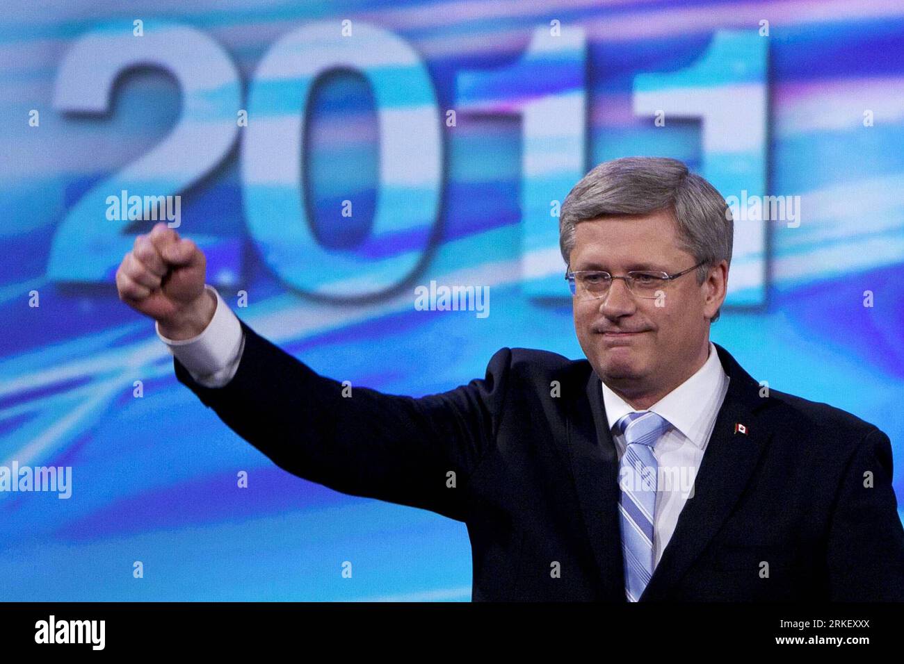 Bildnummer: 55312312  Datum: 03.05.2011  Copyright: imago/Xinhua (110503) -- OTTAWA, May 3, 2011 (Xinhua) -- Canada s Conservative Party Leader and Prime Minister Stephen Harper greets supporters at his campaign headquarters in Calgary, Alberta, Canada, on May 2, 2011. Canada s Conservative Party led by Prime Minister Stephen Harper won the 41st federal election and will form its first majority government, according to the latest projections of the country s leading television networks. (Xinhua/Christopher Pike) CANADA-FEDERAL ELECTION-CONSERVATIVE PARTY-WIN PUBLICATIONxNOTxINxCHN People Polit Stock Photo