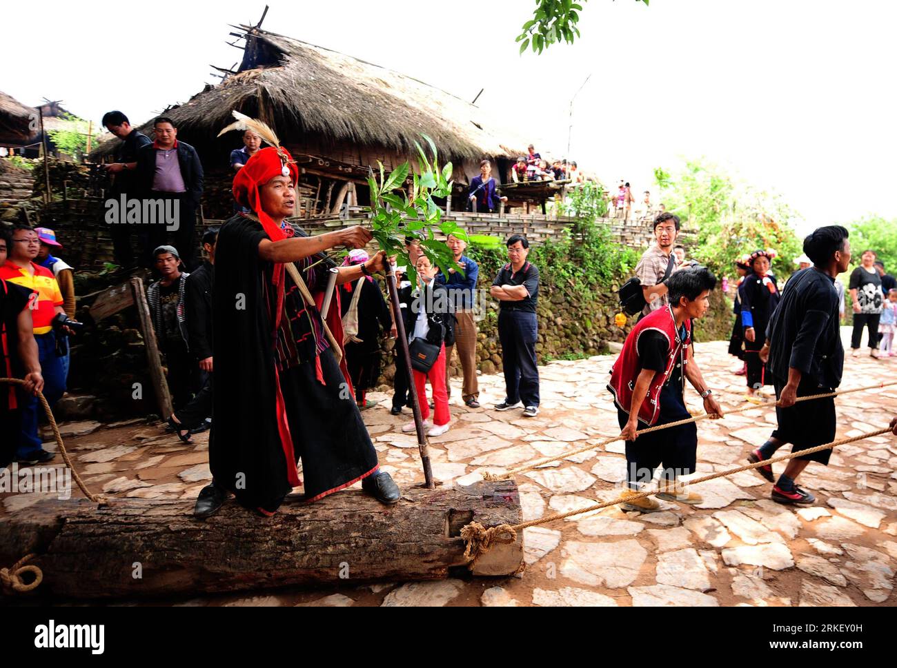 https://c8.alamy.com/comp/2RKEY0H/bildnummer-55312402-datum-03052011-copyright-imagoxinhua-cangyuan-may-3-2011-xinhua-local-va-ethnic-hold-their-traditional-sacrifice-rite-named-lamugu-in-wengding-village-southwest-china-s-yunnan-province-may-3-2011-wengding-has-been-well-reserved-in-terms-of-its-unique-va-culture-and-folk-custom-after-years-of-development-in-tourism-the-small-village-has-grown-up-to-a-pop-scenery-spot-in-yunnan-xinhuaqin-qing-hdt-china-yunnan-va-ethnic-group-village-tourism-cn-publicationxnotxinxchn-gesellschaft-fotostory-minderheit-va-kbdig-xcb-2011-quer-o0-ritual-tradition-bi-2RKEY0H.jpg