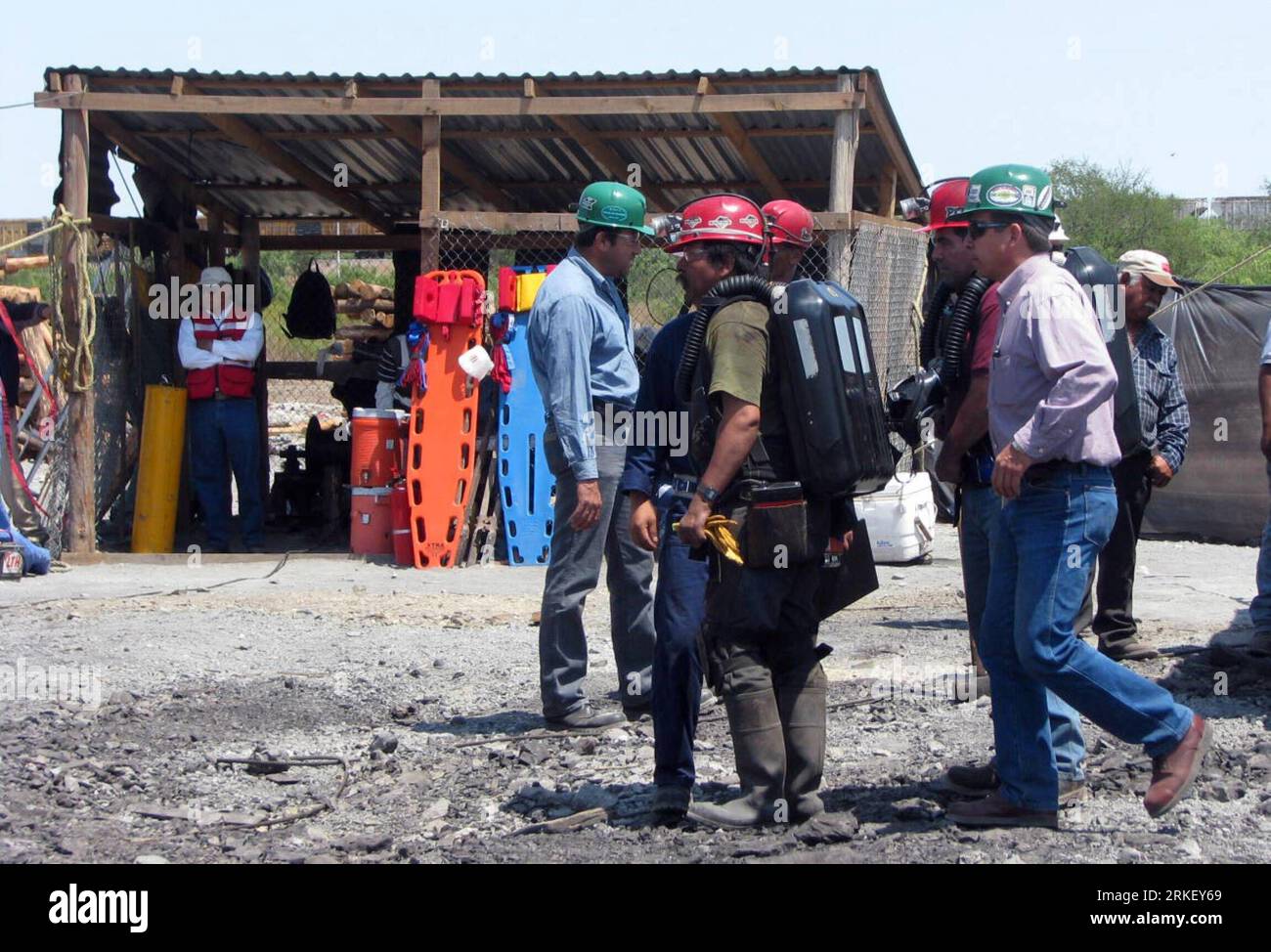 Bildnummer: 55314767  Datum: 04.05.2011  Copyright: imago/Xinhua (110504) -- SAN JUAN DE SABINAS, May 4, 2011 (Xinhua) -- Rescue workers prepare to enter a coal mine in the town of San Juan de las Sabinas, Coahuila, northwest Mexico, May 3, 2011. At least 13 Mexican miners were trapped on Tuesday after an explosion in the coal mine caused partial collapse of the structure. (Xinhua/Zocalo Monclova) (MANDATORY CREDIT/NO ARCHIVE/NO SALES/EDITORIAL USE ONLY) MEXICO-SAN JUAN DE SABINAS-MINERS-ACCIDENT PUBLICATIONxNOTxINxCHN Gesellschaft Wirtschaft Mine Unglück Minenunglück kbdig xsk 2011 quer     B Stock Photo