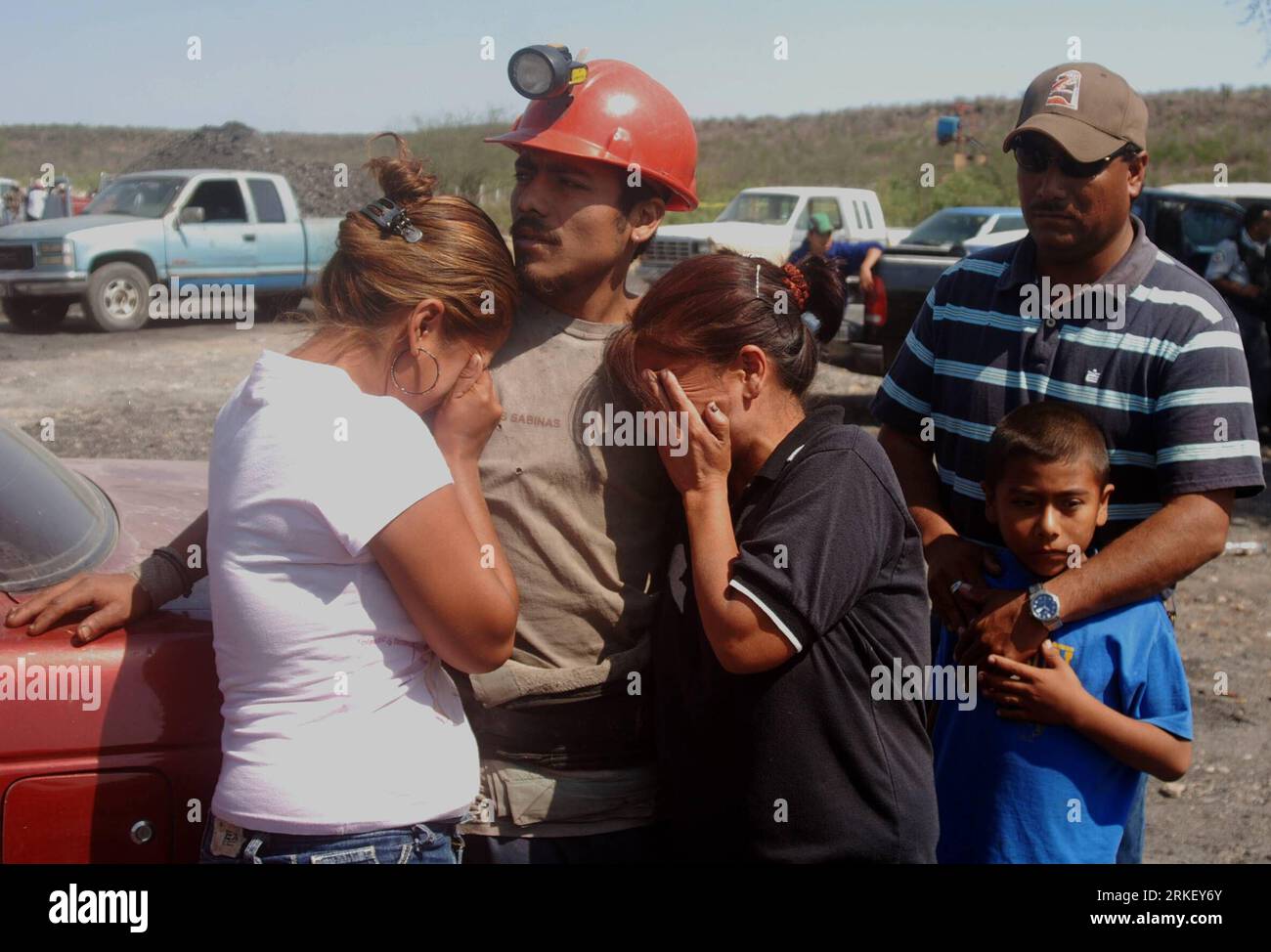 Bildnummer: 55314769  Datum: 04.05.2011  Copyright: imago/Xinhua (110504) -- SAN JUAN DE SABINAS, May 4, 2011 (Xinhua) -- Relatives of trapped miners wait outside a coal mine in the town of San Juan de las Sabinas, Coahuila, northwest Mexico, May 3, 2011. At least 13 Mexican miners were trapped on Tuesday after an explosion in the coal mine caused partial collapse of the structure. (Xinhua/Zocalo Monclova) (MANDATORY CREDIT/NO ARCHIVE/NO SALES/EDITORIAL USE ONLY) MEXICO-SAN JUAN DE SABINAS-MINERS-ACCIDENT PUBLICATIONxNOTxINxCHN Gesellschaft Wirtschaft Mine Unglück Minenunglück kbdig xsk 2011 q Stock Photo