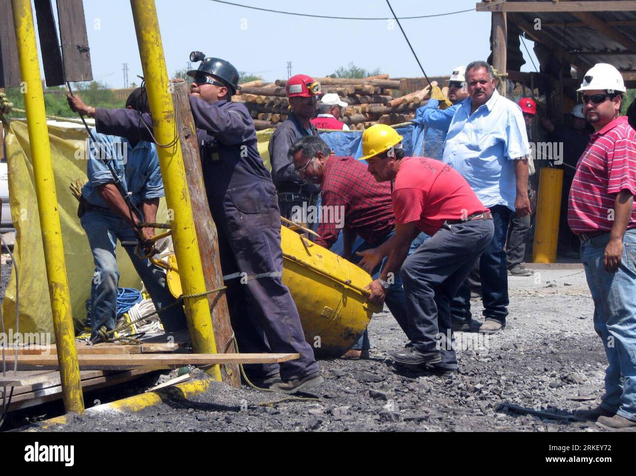 Bildnummer: 55314768  Datum: 04.05.2011  Copyright: imago/Xinhua (110504) -- SAN JUAN DE SABINAS, May 4, 2011 (Xinhua) -- Rescue workers prepare to enter a coal mine in the town of San Juan de las Sabinas, Coahuila, northwest Mexico, May 3, 2011. At least 13 Mexican miners were trapped on Tuesday after an explosion in the coal mine caused partial collapse of the structure. (Xinhua/Zocalo Monclova) (MANDATORY CREDIT/NO ARCHIVE/NO SALES/EDITORIAL USE ONLY) MEXICO-SAN JUAN DE SABINAS-MINERS-ACCIDENT PUBLICATIONxNOTxINxCHN Gesellschaft Wirtschaft Mine Unglück Minenunglück kbdig xsk 2011 quer     B Stock Photo