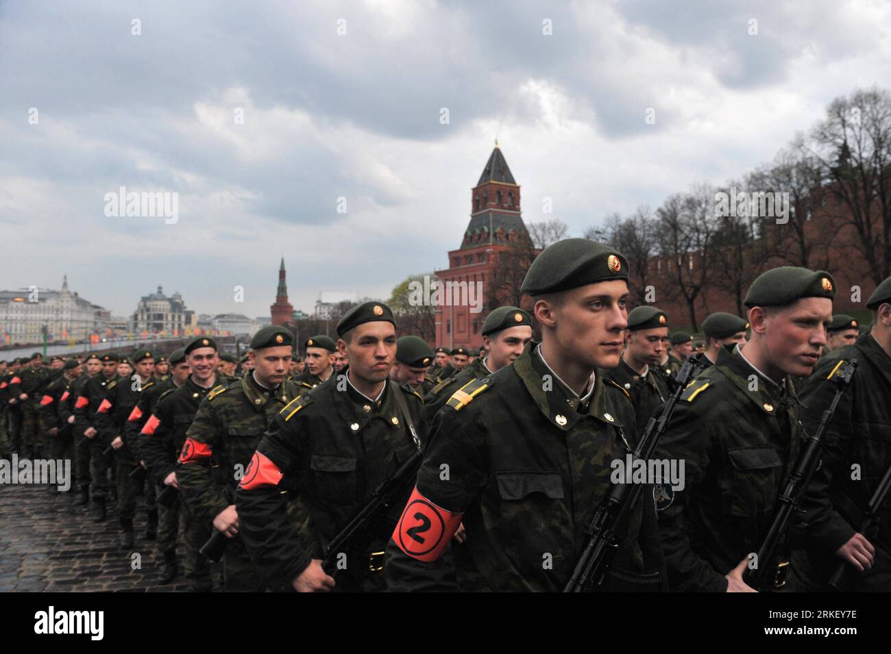 Bildnummer: 55314757  Datum: 04.05.2011  Copyright: imago/Xinhua (110503) -- MOSCOW, May 3, 2011 (Xinhua) -- Russian soldiers take part in military parade rehearsal for Victory Day on the Red square in Moscow, Russia, on May 3, 2011. Russia will mark Victory Day on May 9. (Xinhua/Liu Lihang) (zw) RUSSIA-MOSCOW-MILITARY-PARADE-REHEARSAL PUBLICATIONxNOTxINxCHN Gesellschaft Politik Jahrestag Militär Militärparade Probe Sieg Zweiter Weltkrieg premiumd RUS kbdig xsk 2011 quer Aufmacher o0 Soldaten    Bildnummer 55314757 Date 04 05 2011 Copyright Imago XINHUA  Moscow May 3 2011 XINHUA Russian Soldie Stock Photo