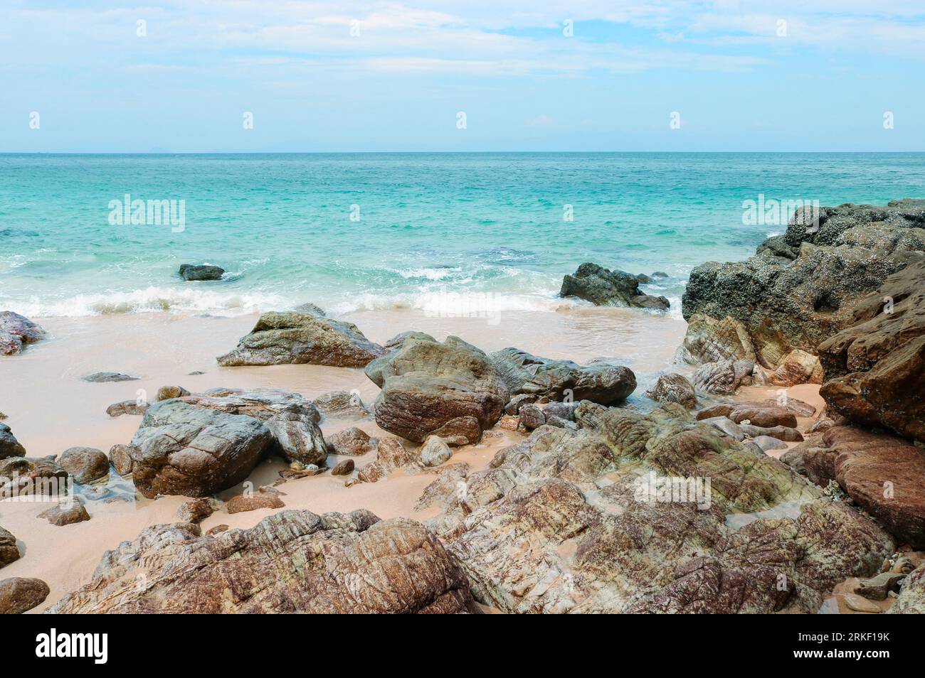 Rocky beach clear blue water hi-res stock photography and images - Alamy