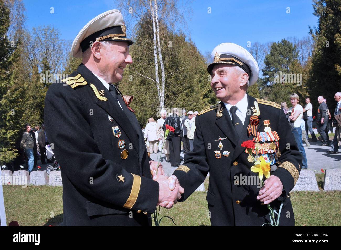 Bildnummer: 55331576  Datum: 09.05.2011  Copyright: imago/Xinhua (110509) -- TALLINN, May 9, 2011 (Xinhua) -- Two veterans shake hands while laying flowers to the Bronze Soldier monument in the Defense Forces Cemetery in Tallinn, capital of Estonia, May 9, 2011. More than 200 World War II veterans and locals paid tributes to the Bronze Soldier monument here on Monday to mark the 66th anniversary of the victory over the Nazi Germany. (Xinhua/Victor) ESTONIA-TALLINN-VICTORY DAY-CELEBRATION PUBLICATIONxNOTxINxCHN Gesellschaft Gedenken Jahrestag Zweiter Weltkrieg Ende Kriegsende kbdig xsk 2011 que Stock Photo
