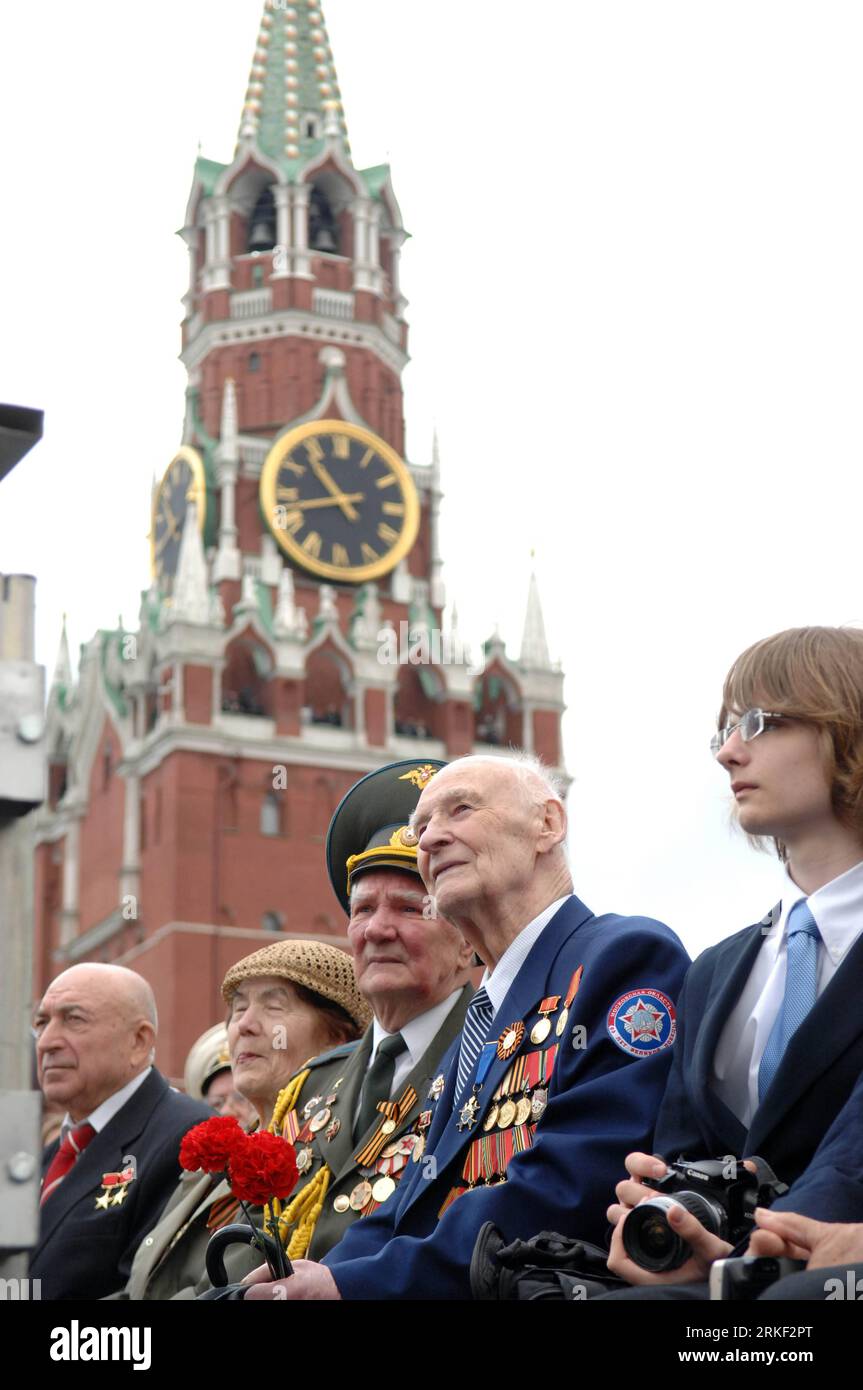 Bildnummer: 55329600  Datum: 09.05.2011  Copyright: imago/Xinhua (110509) -- MOSCOW, May 9, 2011 (Xinhua) -- Veterans attend the Victory Day military parade at Red Square in Moscow May 9, 2011. A military parade marking the 66th anniversary of the Soviet victory over Nazi in the Great Patriotic War was held on Moscow s Red Square Monday. (Xinhua/Wang Siwei) (zf) RUSSIA-VICTORY DAY-PARADE PUBLICATIONxNOTxINxCHN Politik Tag des Sieges Jahrestag Feiertag Militär Parade Militärparade premiumd kbdig xmk xo0x 2011 hoch     Bildnummer 55329600 Date 09 05 2011 Copyright Imago XINHUA  Moscow May 9 2011 Stock Photo