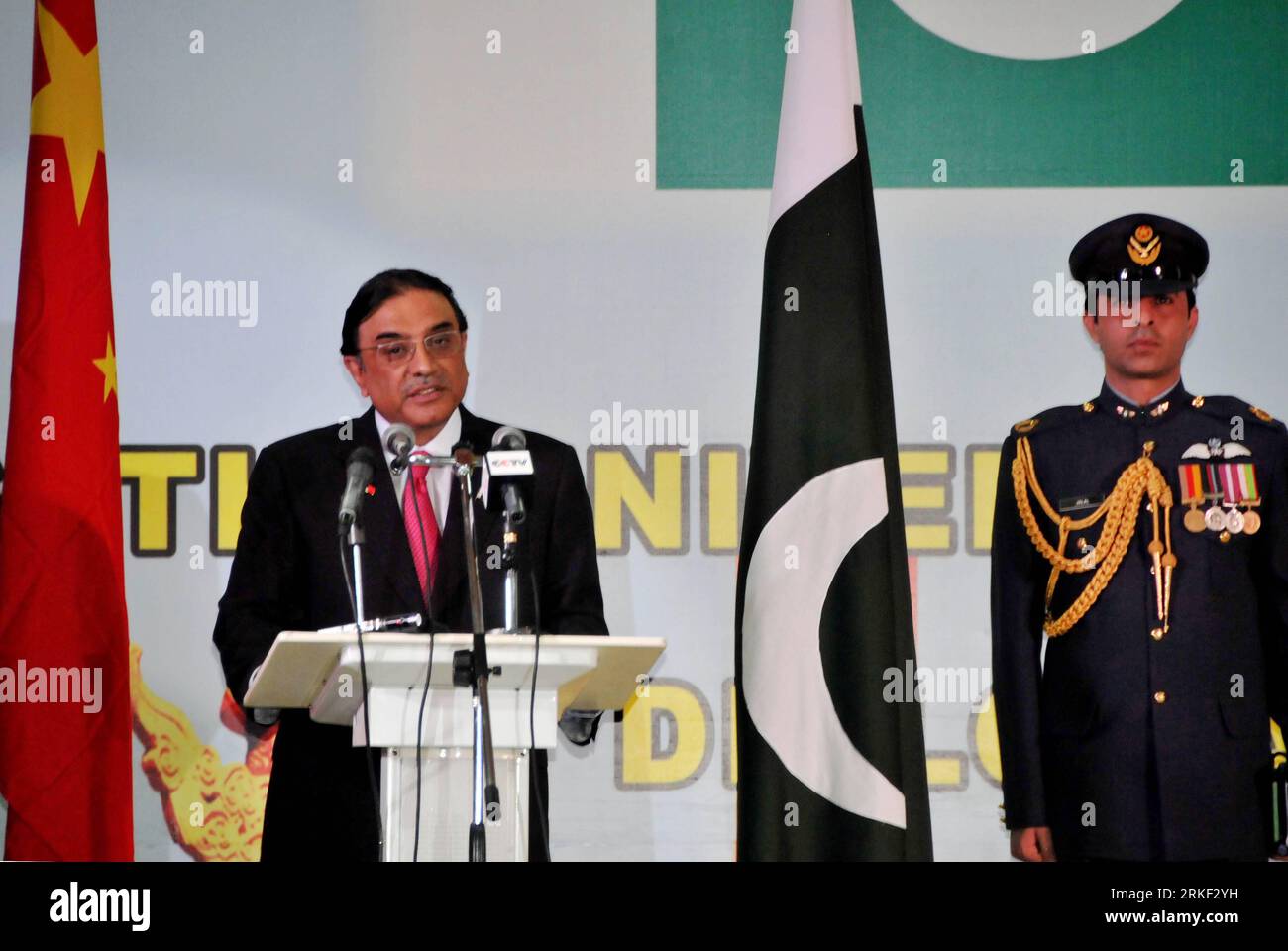 Bildnummer: 55331650  Datum: 09.05.2011  Copyright: imago/Xinhua (110509) -- ISLAMABAD, May 9, 2011 (Xinhua) -- Pakistani President Asif Ali Zardari (L) addresses a reception marking the 60th anniversary of the establishment of ties between Pakistan and China, at the Chinese Embassy in Islamabad, capital of Pakistan, May 9, 2011. (Xinhua/Tian Baojian) (wjd) PAKISTAN-CHINA-60TH ANNIVERSARY-TIES PUBLICATIONxNOTxINxCHN People Politik kbdig xsk 2011 quer     Bildnummer 55331650 Date 09 05 2011 Copyright Imago XINHUA  Islamabad May 9 2011 XINHUA Pakistani President Asif Ali Zardari l addresses a Re Stock Photo