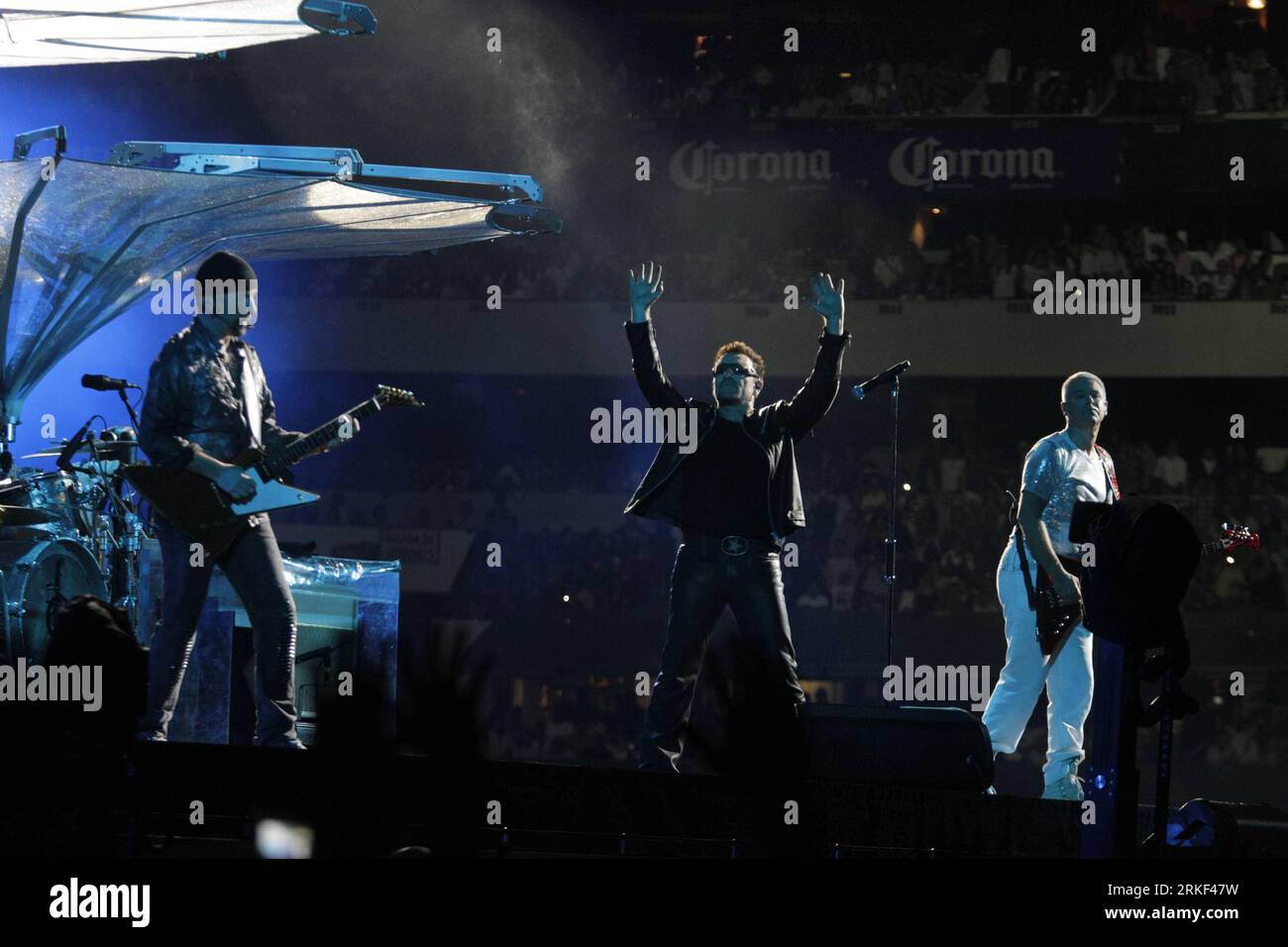 110512 -- MEXICO CITY, May 12, 2011 Xinhua -- Irish Rock band U2 perform during their 360Tour concert held at the Azteca Stadium in Mexico City, Mexico, May 11, 2011. Xinhua/Adhir Ramirez yc CORRECTION-MEXICO-MEXICO CITY-CONCERT-U2 PUBLICATIONxNOTxINxCHN Stock Photo