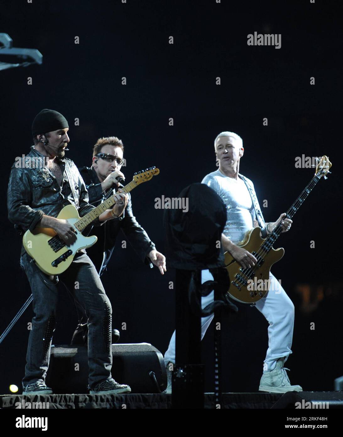 Bildnummer: 55340709  Datum: 12.05.2011  Copyright: imago/Xinhua (110512) -- MEXICO CITY, May 12, 2011 (Xinhua) -- Irish Rock band U2 perform during their 360Tour concert held at the Azteca Stadium in Mexico City, Mexico, May 11, 2011. (Xinhua/Adhir Ramirez) (yc) CORRECTION-MEXICO-MEXICO CITY-CONCERT-U2 PUBLICATIONxNOTxINxCHN Kultur People Musik Aktion xo0x vdig xkg 2011 quadrat     Bildnummer 55340709 Date 12 05 2011 Copyright Imago XINHUA  Mexico City May 12 2011 XINHUA Irish Rock Tie U2 perform during their  Concert Hero AT The Azteca Stage in Mexico City Mexico May 11 2011 XINHUA Adhir Ram Stock Photo