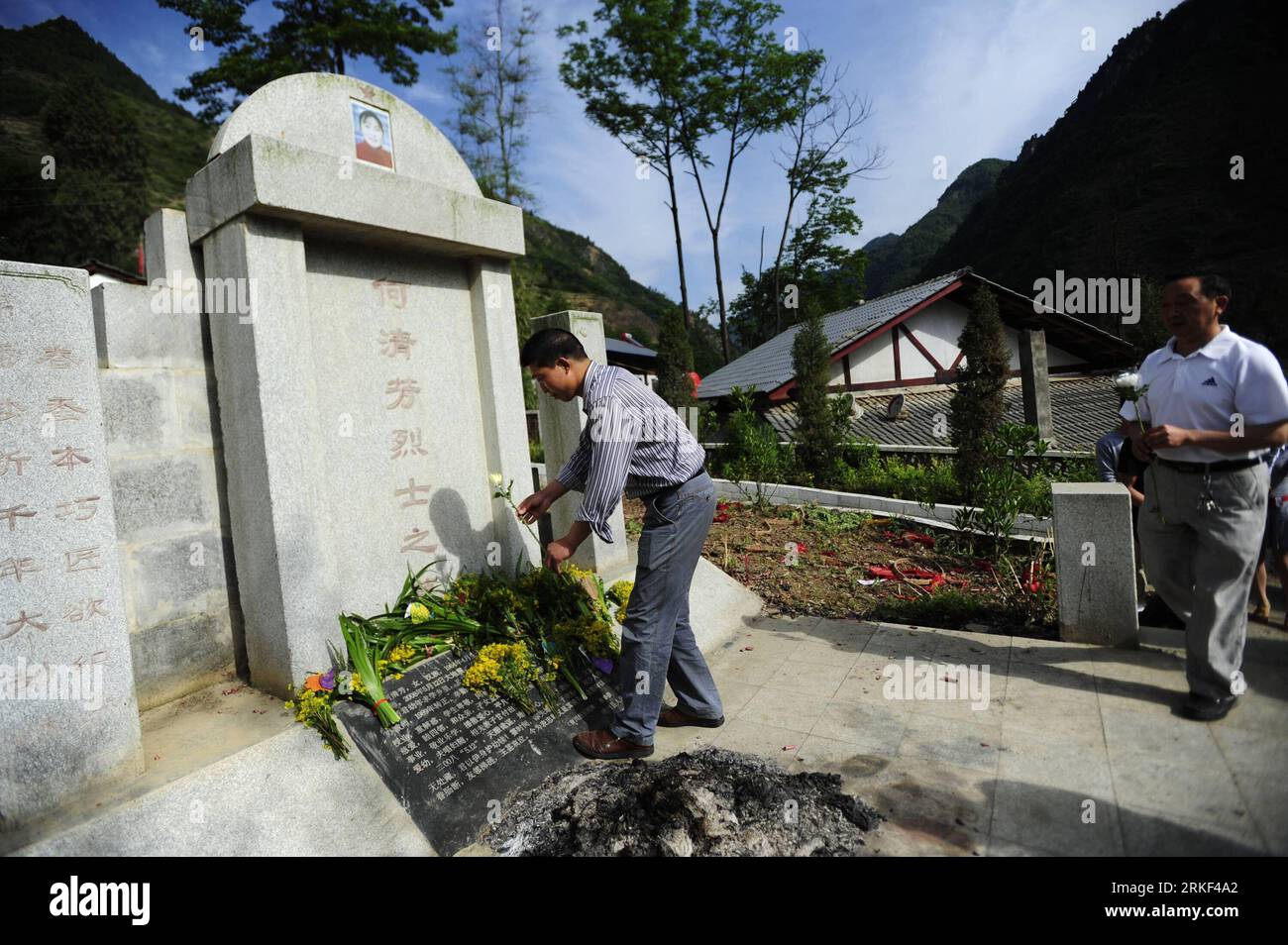 Sichuan province china earthquake 2008 hi-res stock photography and images  - Page 3 - Alamy