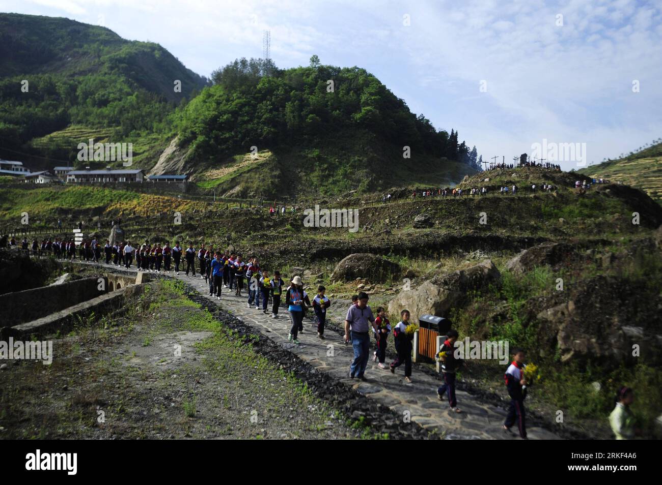 Bildnummer: 55340722 Datum: 12.05.2011 Copyright: imago/Xinhua (110512) --  GUANZHUANGZHEN, May 12, 2011 (Xinhua) -- Students hold flowers to  commemorate fellow countrymen lost in the 2008 Wenchuan earthquake in  Qingchuan County, southwest China
