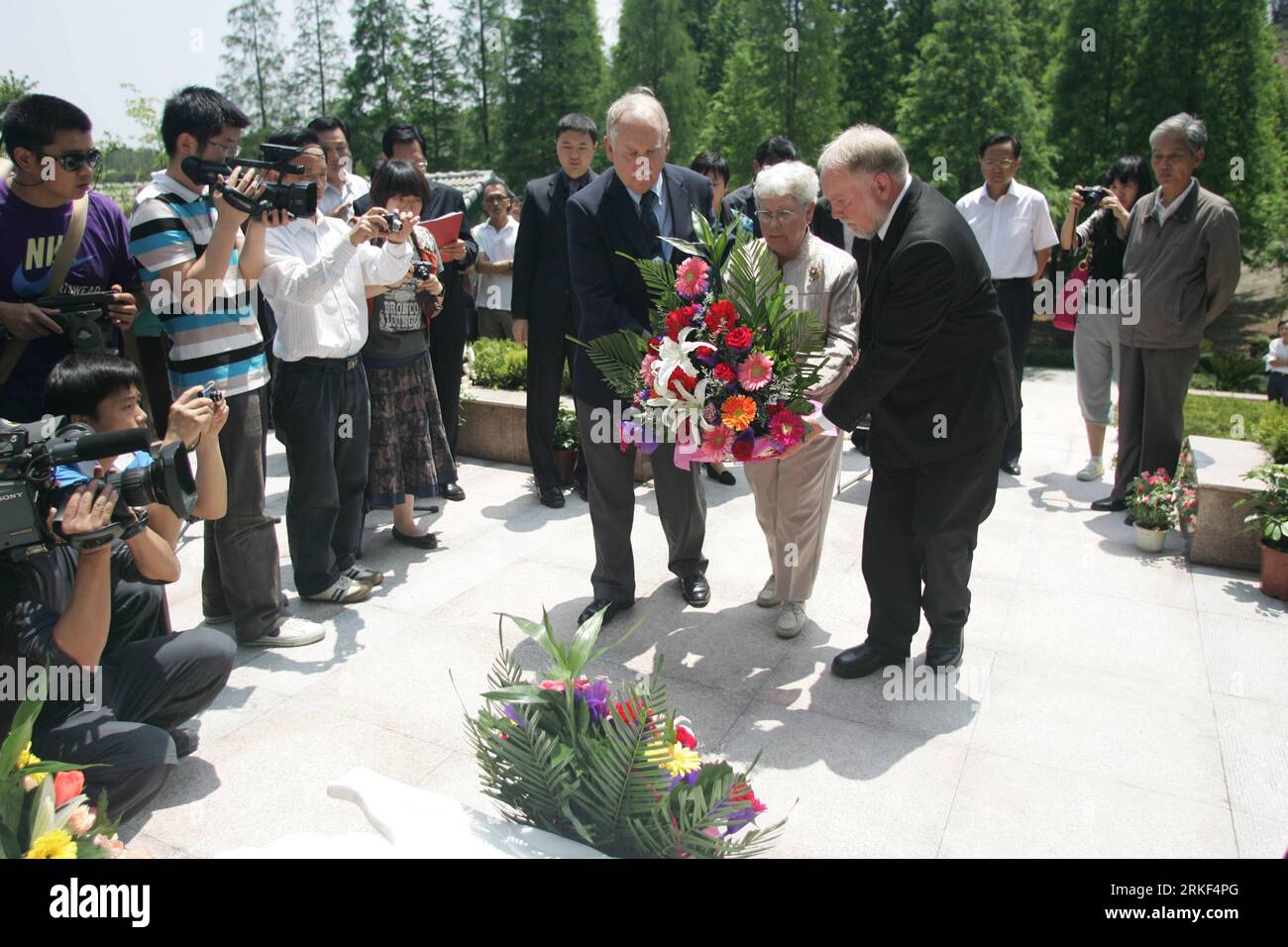 Bildnummer: 55344415  Datum: 13.05.2011  Copyright: imago/Xinhua (110513) -- HUANGGANG, May 13, 2011 (Xinhua) -- Wife and sons of American Flying Tigers pilot Glen Beneda lay flowers during a cremains laying ceremony held in Hong an County, central China s Hubei Province, May 11, 2011. Some cremains of Glen Beneda were laid to rest Wednesday in Hong an where he was saved during World War II. Back in 1944, Glen s P-51 was shot down by a Japanese Zero on his 81st mission, an attack on a large Japanese base. He ejected from the plane and was rescued by local farmers and Chinese forces. This exper Stock Photo