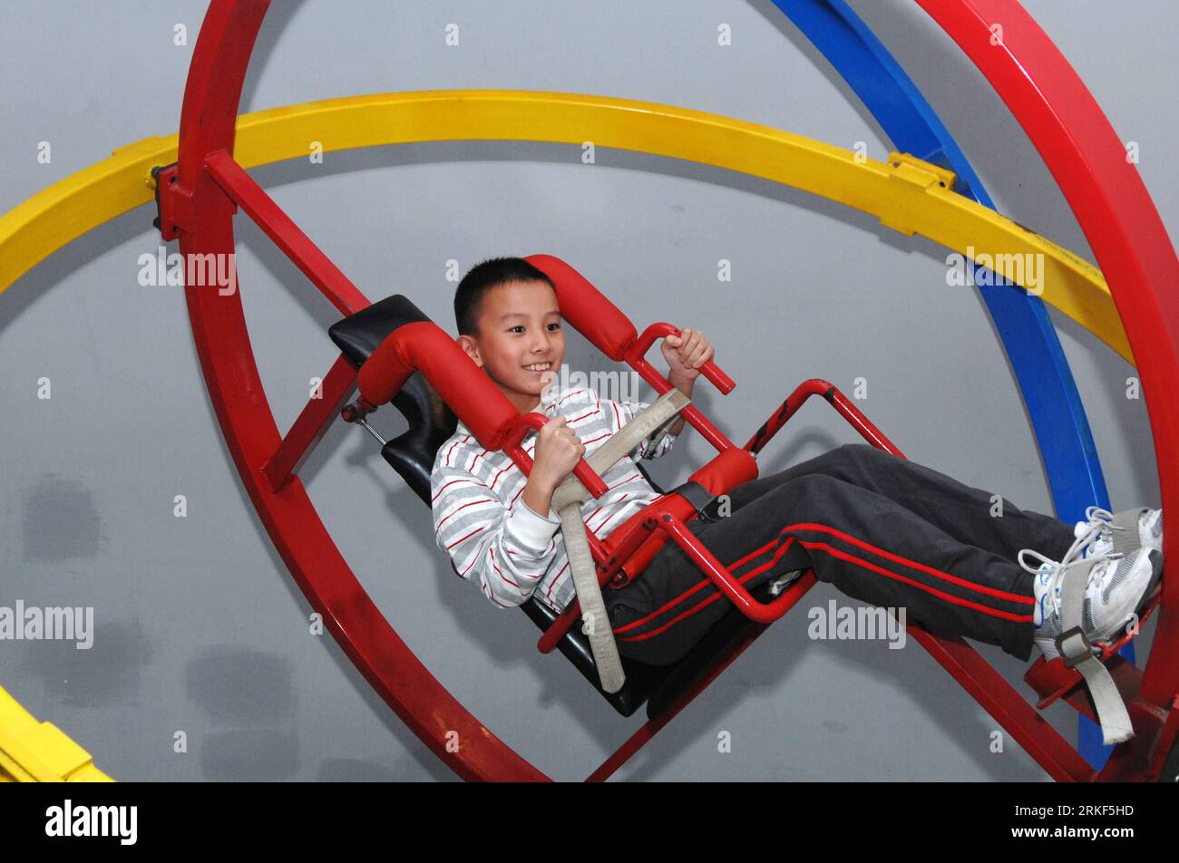 Bildnummer: 55348640  Datum: 15.05.2011  Copyright: imago/Xinhua (110515) -- HANGZHOU, May 15, 2011 (Xinhua) -- A child tries on a brain-function training equipment in Zhejiang Science and Technology Museum in Hangzhou, capital of east China s Zhejiang Province, May 15, 2011. The 2011 Zhejiang Science and Technology Week opened Sunday. Popular science locations in Zhejiang provided free entrance and a series of interactive activities to the public. (Xinhua/Ju Huanzong) (llp) CHINA-ZHEJIANG-SCIENCE WEEK-OPEN (CN) PUBLICATIONxNOTxINxCHN Gesellschaft kbdig xkg 2011 quer o0 Technologiemuseum Kind Stock Photo