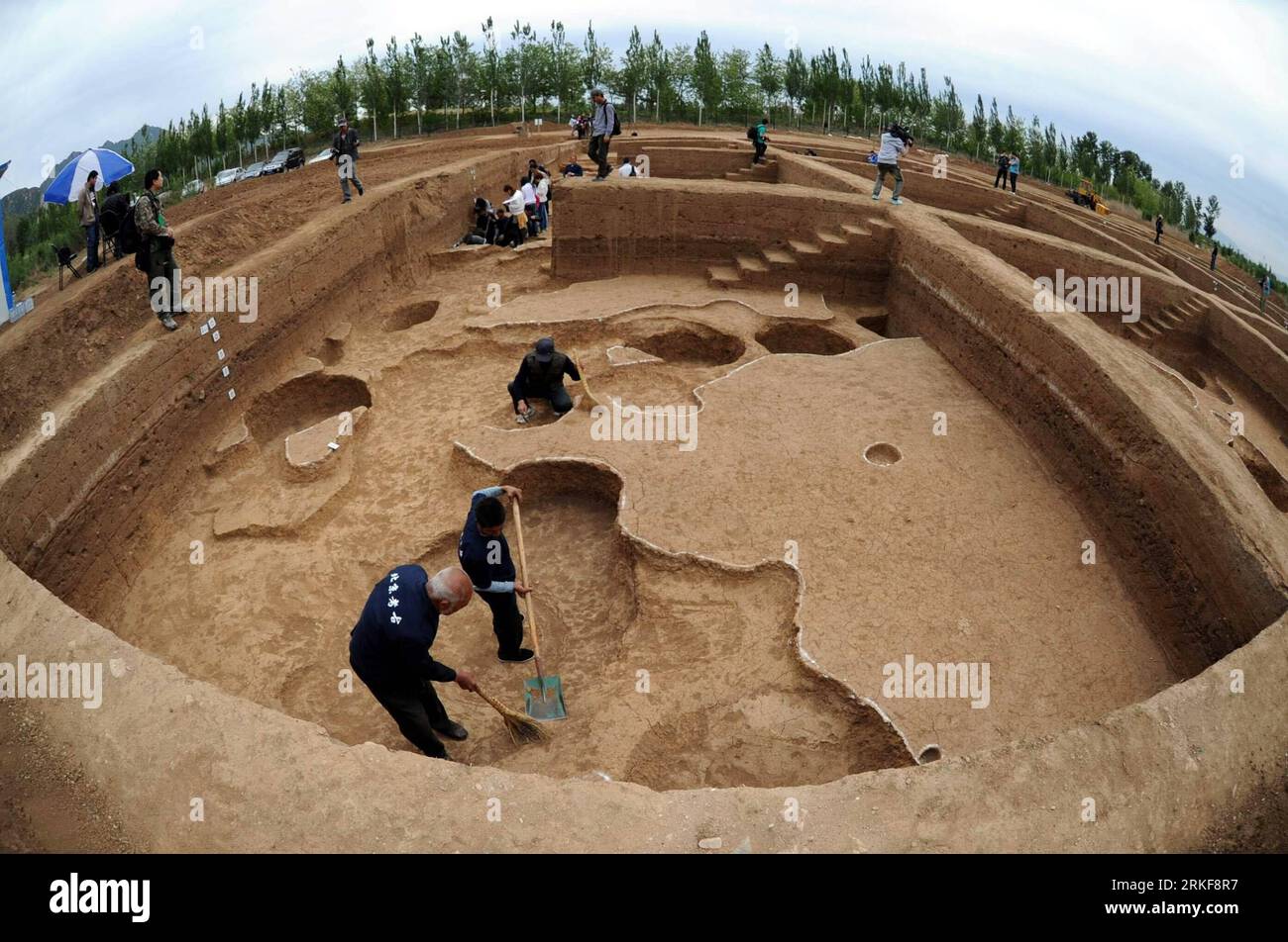 Bildnummer: 55373636  Datum: 20.05.2011  Copyright: imago/Xinhua (110520) -- BEIJING, May 20, 2011 (Xinhua) -- Archaeological staff members excavate the Hujiaying ruins in Hujiaying Village, Yanqing County of Beijing, capital of China, May 20, 2011. The archaeological team has been excavating the ruins of the Eastern Zhou Dynasty (770-221 B.C.) since Mary 11, 2011. Some 60 sites of remains have been discovered, including 24 house sites, 21 ash pits, 11 kitchen range sites and four ditches, while potteries, stone implements, bone tools, iron implements and bronze objects were excavated. (Xinhua Stock Photo