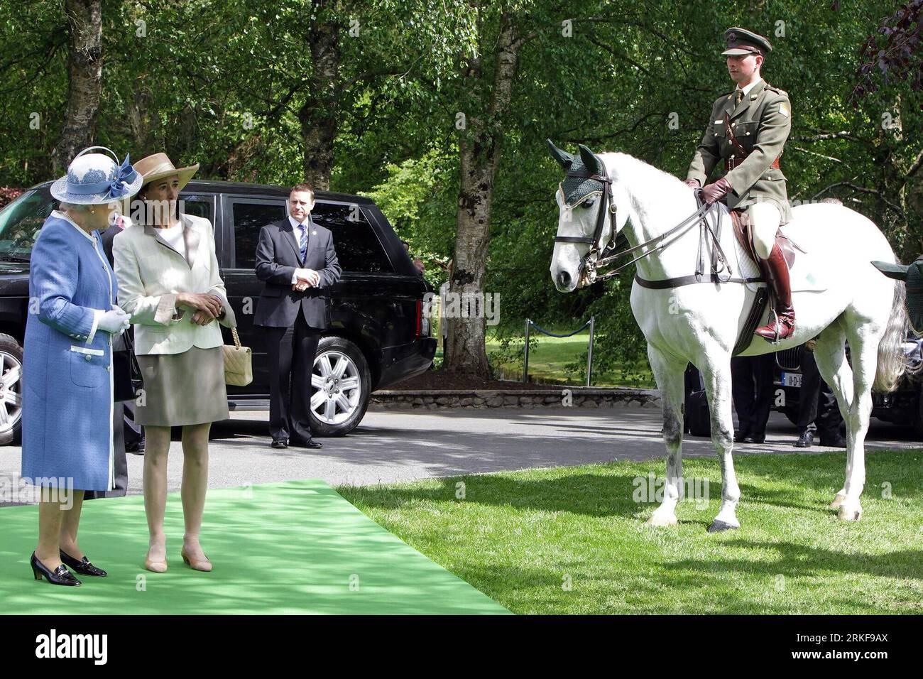 Bildnummer: 55373758  Datum: 19.05.2011  Copyright: imago/Xinhua (110519) -- DUBLIN, May 19, 2011 (Xinhua) -- Britain s Queen Elizabeth II (L) visits the Irish National Stud, in Kildare, on the third day of the Queen s four-day visit to Ireland, on May 19, 2011.(Xinhua/Maxwell Photography) (zcc) IRELAND-BRITAIN-QUEEN-VISIT PUBLICATIONxNOTxINxCHN Entertainment People Adel GBR premiumd Irland kbdig xng 2011 quer  o0 Pferd, Tiere, Gestüt, Nationalgestüt    Bildnummer 55373758 Date 19 05 2011 Copyright Imago XINHUA  Dublin May 19 2011 XINHUA Britain S Queen Elizabeth II l visits The Irish National Stock Photo
