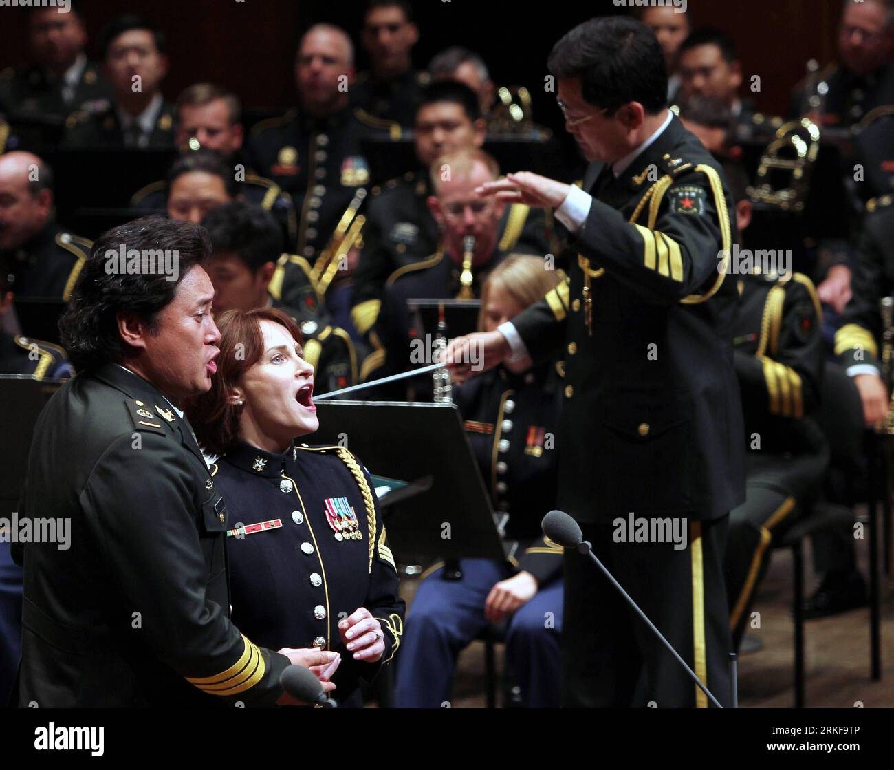 Bildnummer: 55384831  Datum: 21.05.2011  Copyright: imago/Xinhua (110522) -- NEW YORK, May 22, 2011 (Xinhua) -- Tenor Dai Yuqiang and soprano Leigh Ann Hinton sing during a joint concert by the Military Band of the People s Liberation Army of China and the Untied States Army Band Pershing s Own at the Lincoln Center in New York, the Untied States, May 21, 2011. (Xinhua/Wu Jingdan) (lhh) U.S.-CHINA-NEW YORK-JOINT CONCERT-LINCOLN CENTER PUBLICATIONxNOTxINxCHN Kultur People Aktion kbdig xsp xo0x 2011 quer     Bildnummer 55384831 Date 21 05 2011 Copyright Imago XINHUA  New York May 22 2011 XINHUA Stock Photo