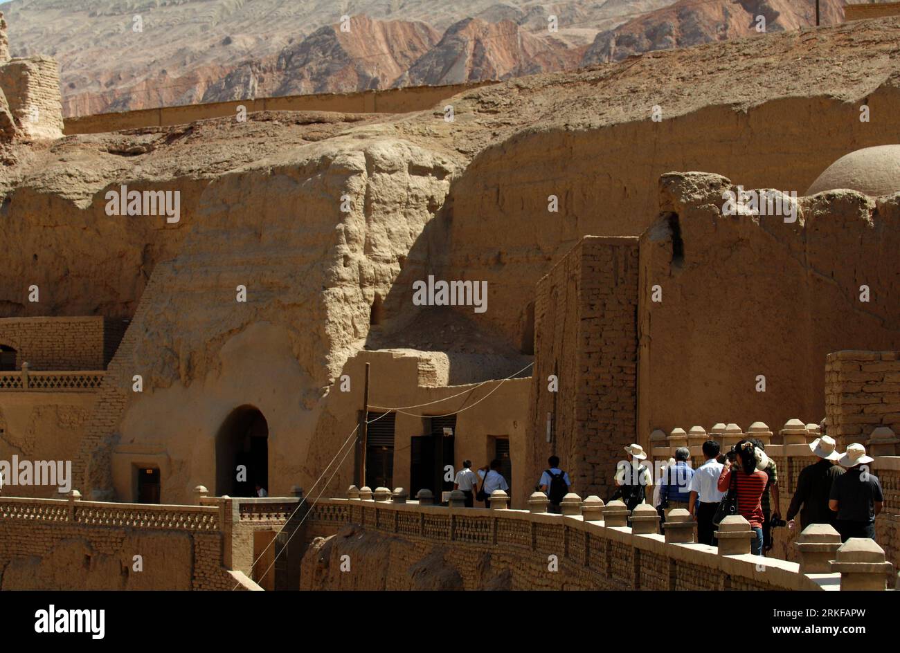 Bildnummer: 55388412  Datum: 22.05.2011  Copyright: imago/Xinhua (110522) -- TURPAN, May 22, 2011 (Xinhua) -- Tourists visit the Bezeklik Thousand Buddha Caves in Turpan in northwest China s Xinjiang Uygur Autonomous Region, May 22, 2011. Excursion trains came to Xinjiang s Turpan region three or four months earlier than the previous years, bringing tourists to the numerous scenic spots there. (Xinhua/Jiang Wenyao) (llp) CHINA-XINJIANG-TURPAN-TOURISM-EXCURSION TRAIN (CN) PUBLICATIONxNOTxINxCHN Reisen kbdig xkg 2011 quer  o0 Tourismus Touristen Totale Gebäude Reisegruppe    Bildnummer 55388412 Stock Photo