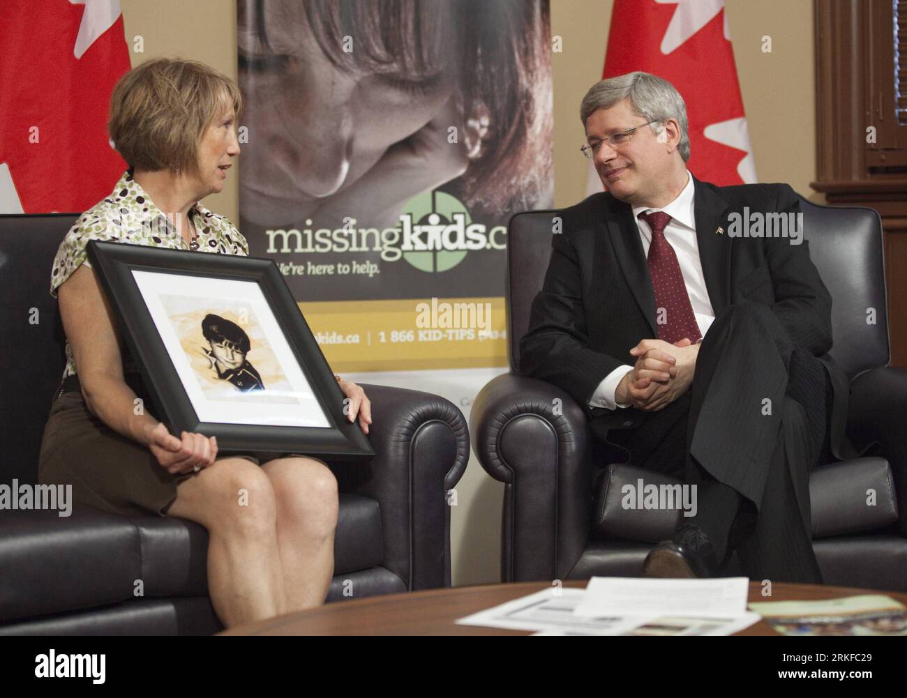 Bildnummer: 55395768  Datum: 24.05.2011  Copyright: imago/Xinhua (110525) -- OTTAWA, May 25, 2011 (Xinhua) -- Canadian Prime Minister Stephen Harper (R) speaks with Crystal Dunahee about her missing son, Michael Dunahee, during a meeting in his office in Ottawa, Canada, May 24, 2011. Canadian Prime Minister Stephen Harper said Tuesday that more than 50,000 children are reported missing in Canada each year, vowing to further crack down on crimes against children. (Xinhua/Jason Ransom) (cl) CANADA-HARPER-MISSING CHILDREN PUBLICATIONxNOTxINxCHN Politik People kbdig xub 2011 quer premiumd     Bild Stock Photo