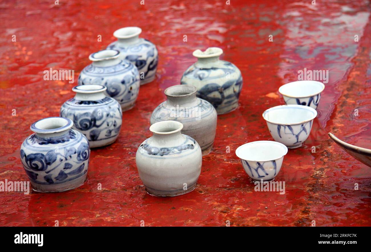 Bildnummer: 55396007  Datum: 25.05.2011  Copyright: imago/Xinhua (110525) -- SHANTOU, May 25, 2011 (Xinhua) -- Photo taken on May 22, 2011 shows porcelain items retrieved during a salvage mission of ship Nan ao-1 in waters off Shantou City, south China s Guangdong Province. The current salvage mission, which started on April 26, 2011, has recovered more than 2,000 items from the wreckage of the ancient ship Nan ao-1 , which was found in May 2007 by fishermen and was believed to be from late Ming Dynasty (1368-1644). (Xinhua) (zn)  CHINA-SHANTOU-ARCHAEOLOGY-ANCIENT SHIP-SALVAGE (CN) PUBLICATION Stock Photo