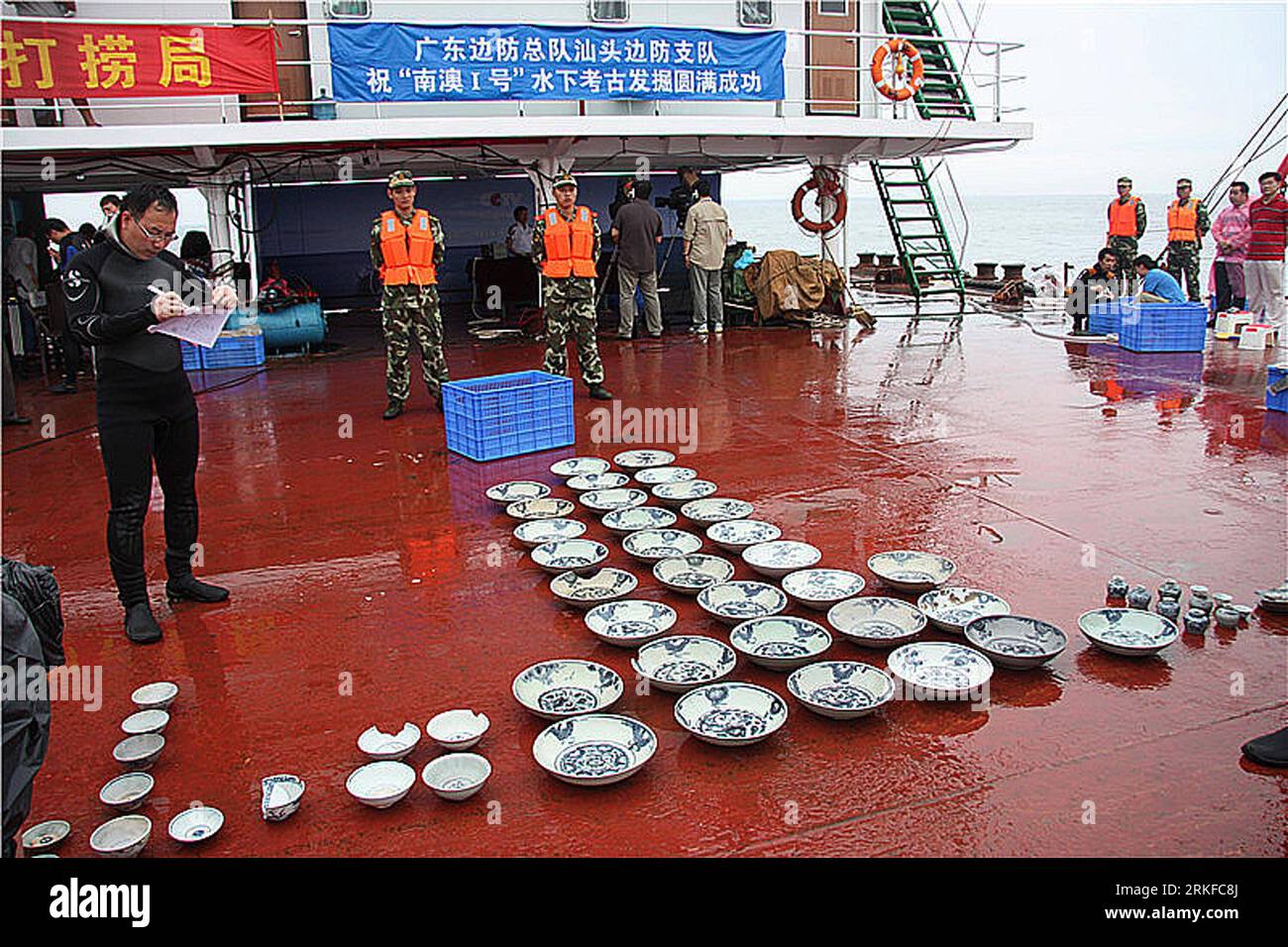 Bildnummer: 55396010  Datum: 25.05.2011  Copyright: imago/Xinhua (110525) -- SHANTOU, May 25, 2011 (Xinhua) -- Photo taken on May 22, 2011 shows porcelain items retrieved during a salvage mission of ship Nan ao-1 in waters off Shantou City, south China s Guangdong Province. The current salvage mission, which started on April 26, 2011, has recovered more than 2,000 items from the wreckage of the ancient ship Nan ao-1 , which was found in May 2007 by fishermen and was believed to be from late Ming Dynasty (1368-1644). (Xinhua) (zn)  CHINA-SHANTOU-ARCHAEOLOGY-ANCIENT SHIP-SALVAGE (CN) PUBLICATION Stock Photo