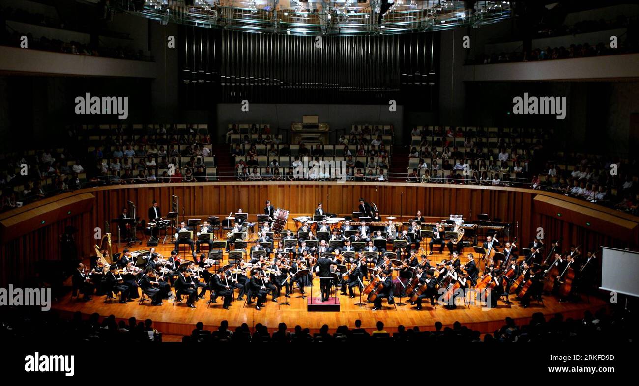 Bildnummer: 55402802  Datum: 27.05.2011  Copyright: imago/Xinhua BEIJING , May 27, 2011 (Xinhua) -- China National Symphony Orchestra gives performance at the closing ceremony of the 9th Beijing Modern Music Festival in Beijing, capital of China, May 27, 2011. The 9th Beijing Modern Music Festival concluded on Friday, after 5 symphonic concerts, 10 chamber-music concerts, an opera performance and a choral concert were given. Hosted by the Central Conservatory of Music, the Festival has staged more than 300 concerts and performances in 9 consecutive years. (Xinhua/Cheng Li) (lmm) CHINA-BEIJING- Stock Photo
