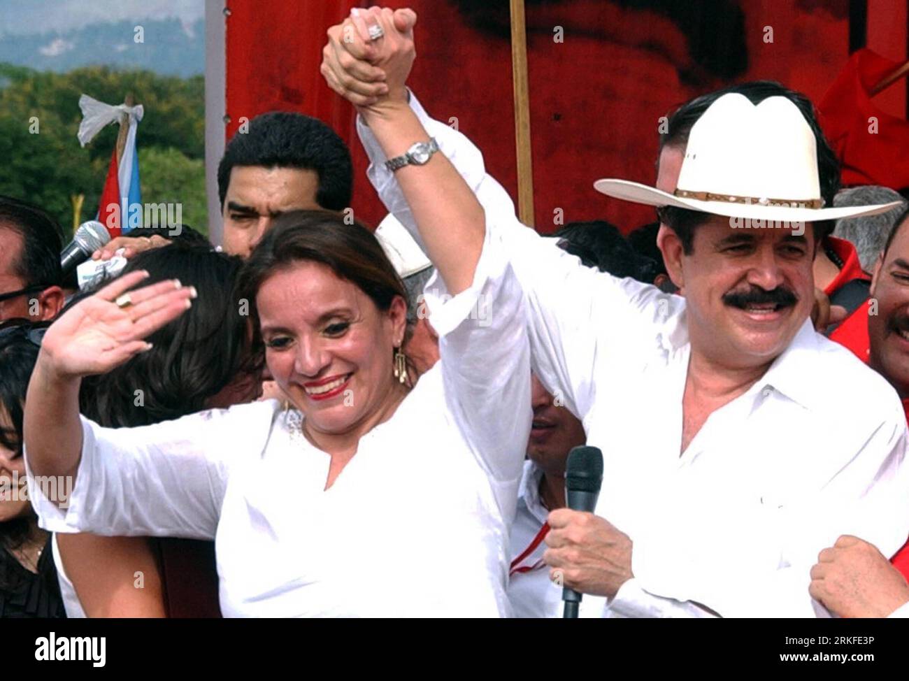 Bildnummer: 55407804  Datum: 28.05.2011  Copyright: imago/Xinhua (110528) -- TEGUCIGALPA, May 28, 2011 (Xinhua) -- Deposed Honduran President Manuel Zelaya (R), and his wife Xiomara Castro de Zelaya (L), raise their hands, after speaking to his supportes, upon his arrival to Tegucigalpa, capital of Honduras, on May 28, 2011. Zelaya returned to his country after the June 2009 coup. (Xinhua/Jorge Pineda) (ce)   HONDURAS-TEGUCIGALPA-POLITICS-MANUEL ZELAYA PUBLICATIONxNOTxINxCHN People Politik kbdig xkg 2011 quer Aufmacher o0 Familie, Frau, Rückkehr    Bildnummer 55407804 Date 28 05 2011 Copyright Stock Photo
