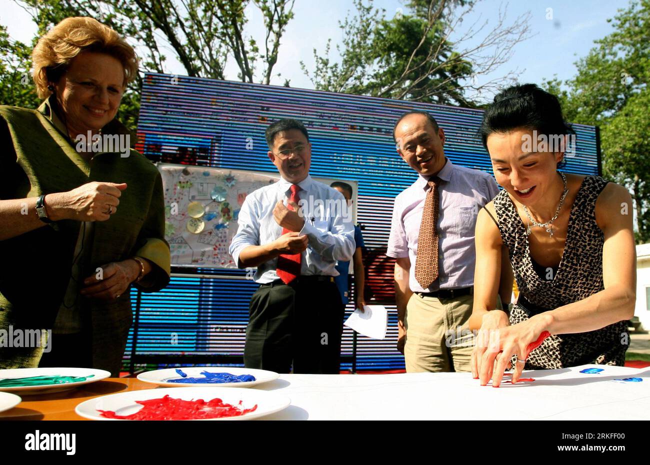 Bildnummer: 55411444  Datum: 30.05.2011  Copyright: imago/Xinhua (110530) -- BEIJING , May 30, 2011 (Xinhua) -- Maggie Cheung (R) draws pictures at the launching ceremony of the 2nd Child Welfare Week hosted in UNICEF China Office Compound, located in Beijing, capital of China, May 30, 2011. As the Unitede Nations Children s Fund (UNICEF) Ambassador in China, Hong Kong-based actress Maggie Cheung partook in the launching ceremony of the 2nd Child Welfare Week on Monday. The 6-day activity, jointly hosted by UNICEF China, the Ministry of Civil Affairs of China and Beijing Normal University, is Stock Photo