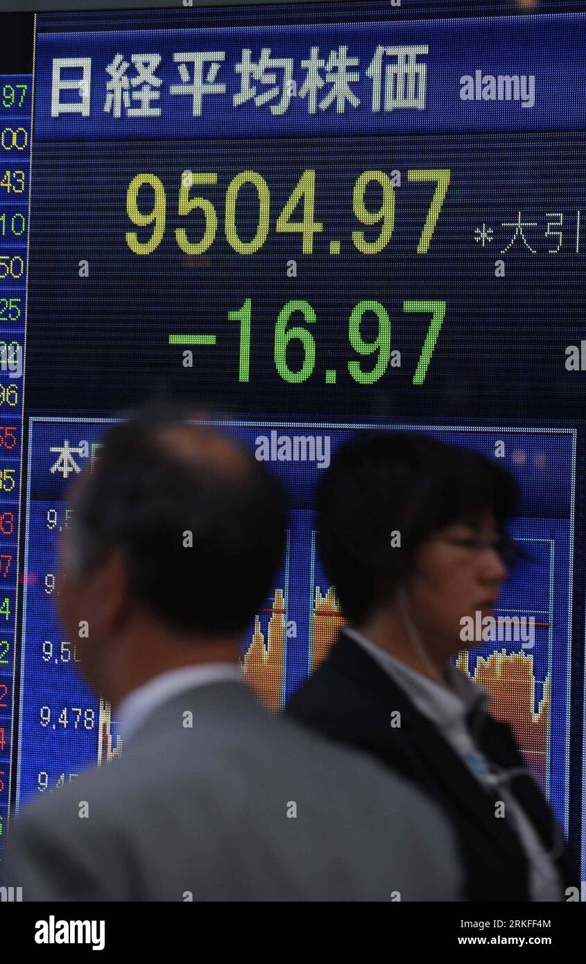 Bildnummer: 55411468  Datum: 30.05.2011  Copyright: imago/Xinhua (110530) -- TOKYO, May 30, 2011 (Xinhua) -- Pedestrians walk past a display showing stock index in Tokyo, capital of Japan, May 30, 2011. Japanese stocks edged down Monday amid extremely thin volume. The benchmark 225-issue Nikkei Stock Average dropped 16.97 points, or 0.18 percent, from Friday to 9,504.97. (Xinhua/Kenichiro Seki) (msq) JAPAN-STOCKS EDGE DOWN PUBLICATIONxNOTxINxCHN Wirtschaft kbdig xsk 2011 hoch  o0 Börse, Aktienindex    Bildnummer 55411468 Date 30 05 2011 Copyright Imago XINHUA  Tokyo May 30 2011 XINHUA pedestri Stock Photo