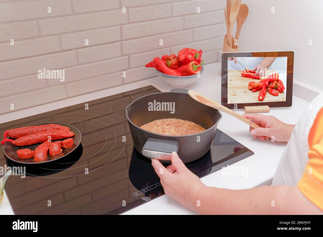 Video tutorial screen hi-res stock photography and images - Alamy