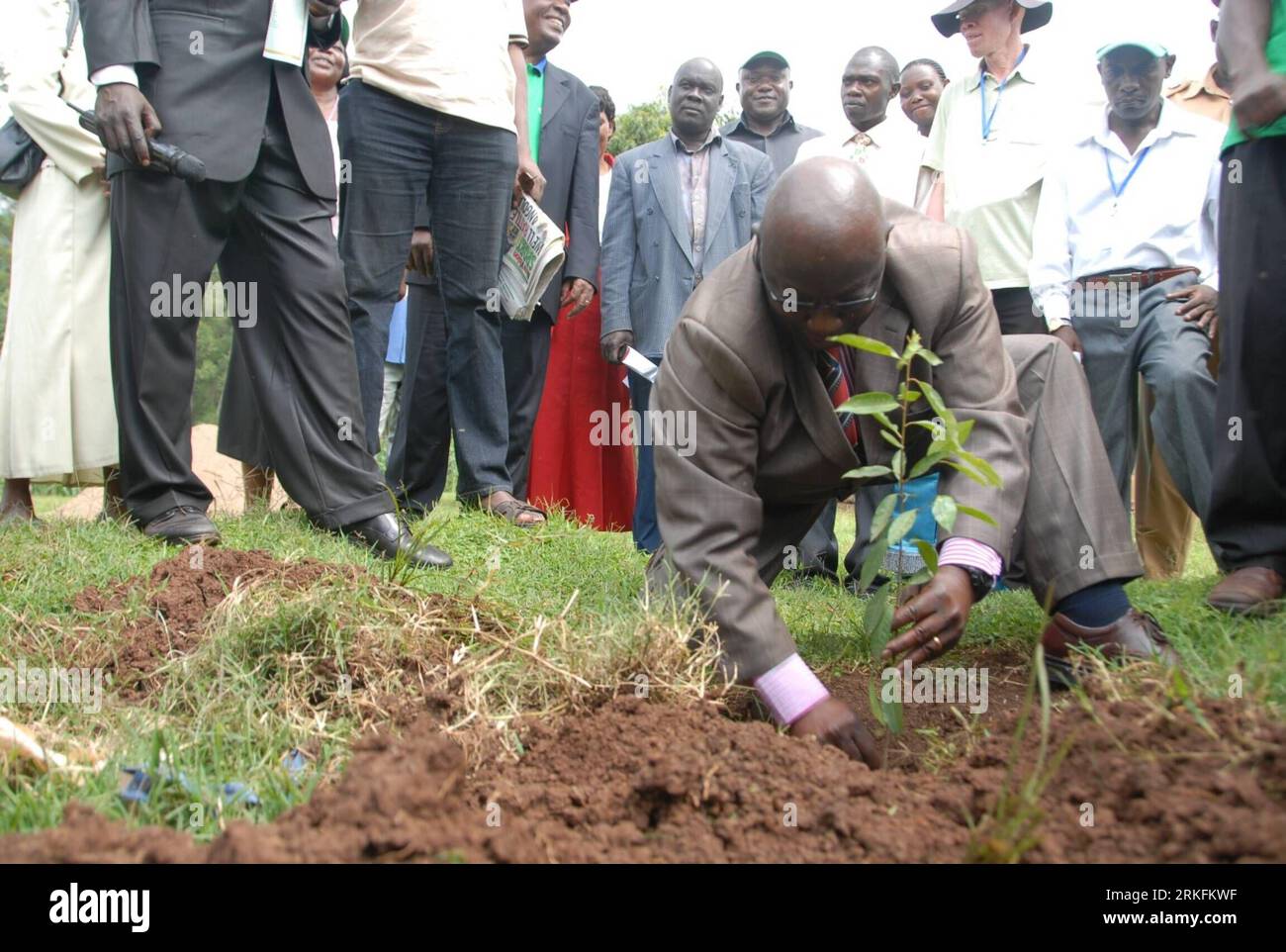 Bildnummer: 55434184  Datum: 06.06.2011  Copyright: imago/Xinhua (110607) -- BUDUDA(UGANDA), June 7, 2011 (Xinhua) -- Uganda National Forestry Authority (NFA) official plants a tree in Bududa district, eastern Uganda, during national celebrations to mark the World Environment Day on June 6, 2011. Uganda s officails warned on Monday the rapid population growth in Uganda threatens existence of forests. (Xinhua/Daniel Edyegu) UGANDA-BUDUDA-POPULATION-FORESTS PUBLICATIONxNOTxINxCHN Gesellschaft Umwelt Baum pflanzen xcb x0x 2011 quer premiumd     Bildnummer 55434184 Date 06 06 2011 Copyright Imago Stock Photo