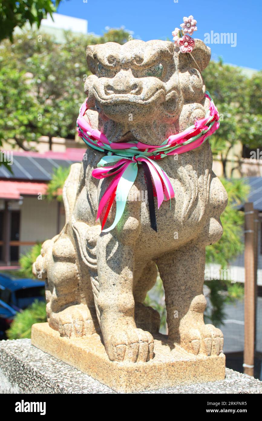 A traditional statue of two Shisa dogs standing guard outside the Izumo Taishakyo Mission in Honolulu, Hawaii Stock Photo