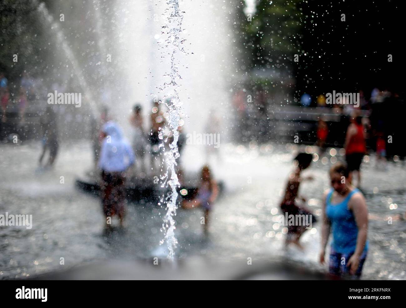Bildnummer: 55444631  Datum: 09.06.2011  Copyright: imago/Xinhua (110610) -- NEW YORK, June 10, 2011 (Xinhua) -- play in a fountain at Washington Square Park in New York, the United states, June 9,2011. New Yorkers beat the heat for the second day on Thursday as the temperature was soaring.(Xinhua/Shen Hong) USA-NEW YORK-HEAT WAVE PUBLICATIONxNOTxINxCHN Gesellschaft Wetter Hitze Hitzewelle xcb x0x 2011 quer     Bildnummer 55444631 Date 09 06 2011 Copyright Imago XINHUA  New York June 10 2011 XINHUA Play in a Fountain AT Washington Square Park in New York The United States June 9 2011 New Yorke Stock Photo
