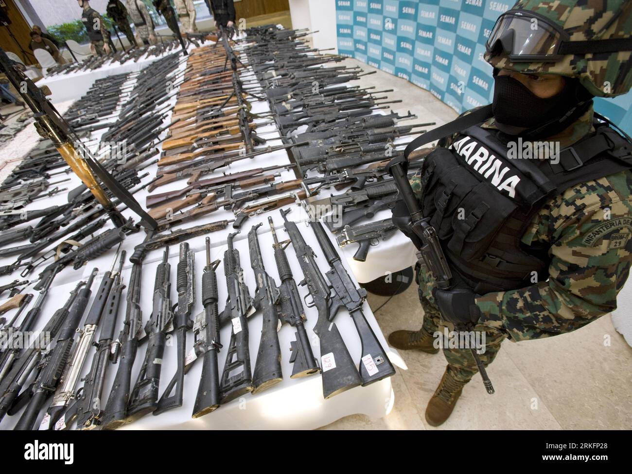 Bildnummer: 55444690  Datum: 09.06.2011  Copyright: imago/Xinhua (110609) -- MEXICO CITY, June 9, 2011 (Xinhua) --Navy Secretariat of Mexico SEMAR present to the media an arsenal of 204 weapons, 200 kg of cocaine and 500 apocryphal uniform seized from the cartel Los Zetas in separated operations in the states of Nuevo Leon and Coahuila, in Mexico City, capital of Mexico, June 9, 2011. Also presented to the media were five alleged members of the criminal organization. (Xinhua/David de la Paz) MEXICO-MEXICO CITY-SECURITY-ARSENAL SEIZED PUBLICATIONxNOTxINxCHN Gesellschaft Mexiko Waffenfund xcb 20 Stock Photo