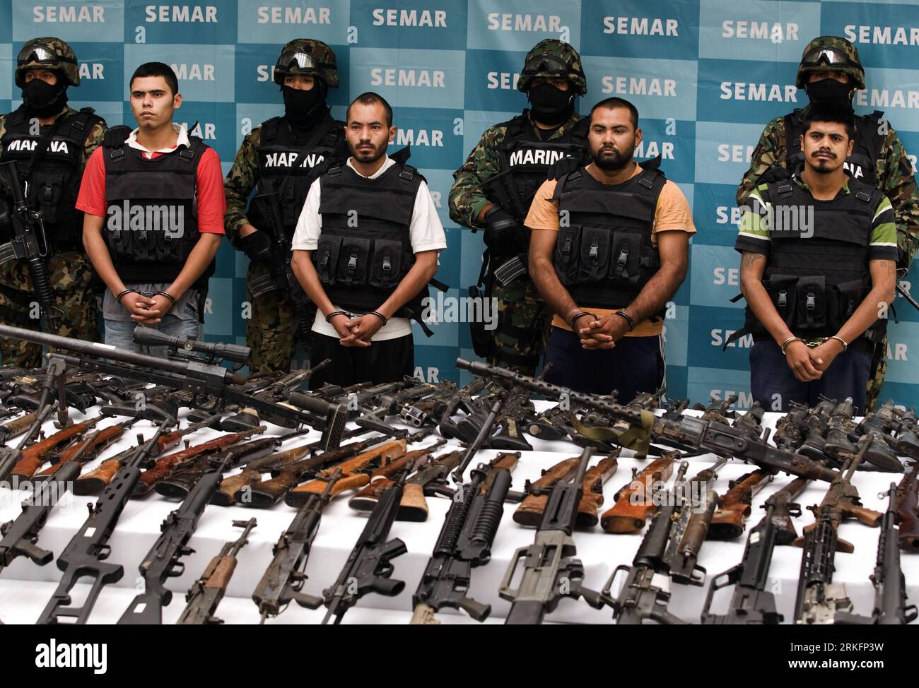 Bildnummer: 55444691  Datum: 09.06.2011  Copyright: imago/Xinhua (110609) -- MEXICO CITY, June 9, 2011 (Xinhua) --Navy Secretariat of Mexico SEMAR present to the media an arsenal of 204 weapons, 200 kg of cocaine and 500 apocryphal uniform seized from the cartel Los Zetas in separated operations in the states of Nuevo Leon and Coahuila, in Mexico City, capital of Mexico, June 9, 2011. Also presented to the media were five alleged members of the criminal organization. (Xinhua/David de la Paz) MEXICO-MEXICO CITY-SECURITY-ARSENAL SEIZED PUBLICATIONxNOTxINxCHN Gesellschaft Mexiko Waffenfund xcb 20 Stock Photo