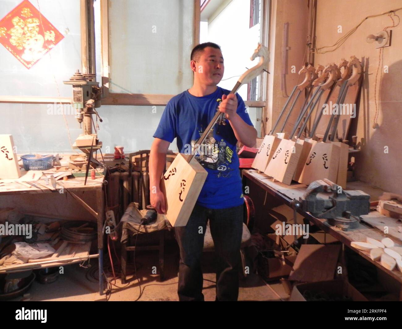 Bildnummer: 55447182  Datum: 10.06.2011  Copyright: imago/Xinhua (110611) -- HOHHOT, June 11, 2011 (Xinhua) -- A man works on Matouqin, a horse-head shaped musical instrument, at a workshop in Hohhot, capital of north China s Inner Mongolia Autonomous Region, June 10, 2011. The music performed with Matouqin and the making of the instrument were recognized as the national intangible cultural heritages since 2006. As many artist work hard in workshops attaching the strings, carving and painting the wood, the art of Matouqin is past down from generation to generation. (Xinhua/Liu Yue) (zhs) CHINA Stock Photo