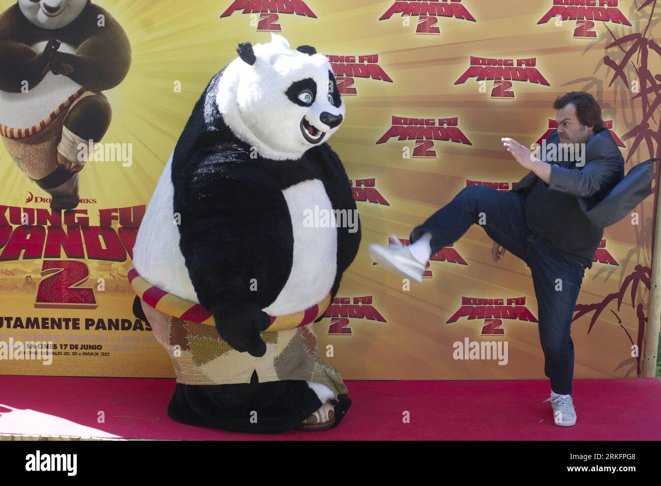 Bildnummer: 55447161  Datum: 10.06.2011  Copyright: imago/Xinhua 10/06/2011. MADRID . SPAIN. ZOO ACUARIUM. THE AMERICAN ACTOR JACK BLACK ATTEND THE PHOTOGRAPHERS WITH THE SPANISH VOICE ACTOR OF PO ROL. MR FLORENTINO FERNANDEZ AT MADRID ACUARIUM ZOO. DURING THE KUNG FU PANDA 2 MOVIE PHOTOCALL. (C) XINHUA/EDUARDO DIEGUEZ SPAIN-MADRID-KUNG FU PANDA 2-PROMOTION PUBLICATIONxNOTxINxCHN Entertainment People x0x xkg 2011 quer     Bildnummer 55447161 Date 10 06 2011 Copyright Imago XINHUA 10 06 2011 Madrid Spain Zoo  The American Actor Jack Black attend The Photographers With The Spanish Voice Actor of Stock Photo