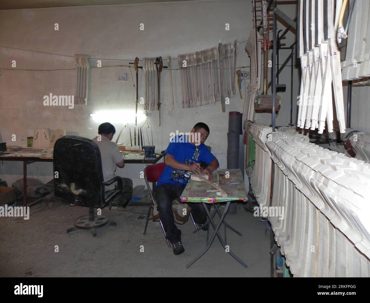 Bildnummer: 55447183  Datum: 10.06.2011  Copyright: imago/Xinhua (110611) -- HOHHOT, June 11, 2011 (Xinhua) -- A man works on Matouqin, a horse-head shaped musical instrument, at a workshop in Hohhot, capital of north China s Inner Mongolia Autonomous Region, June 10, 2011. The music performed with Matouqin and the making of the instrument were recognized as the national intangible cultural heritages since 2006. As many artist work hard in workshops attaching the strings, carving and painting the wood, the art of Matouqin is past down from generation to generation. (Xinhua/Liu Yue) (zhs) CHINA Stock Photo