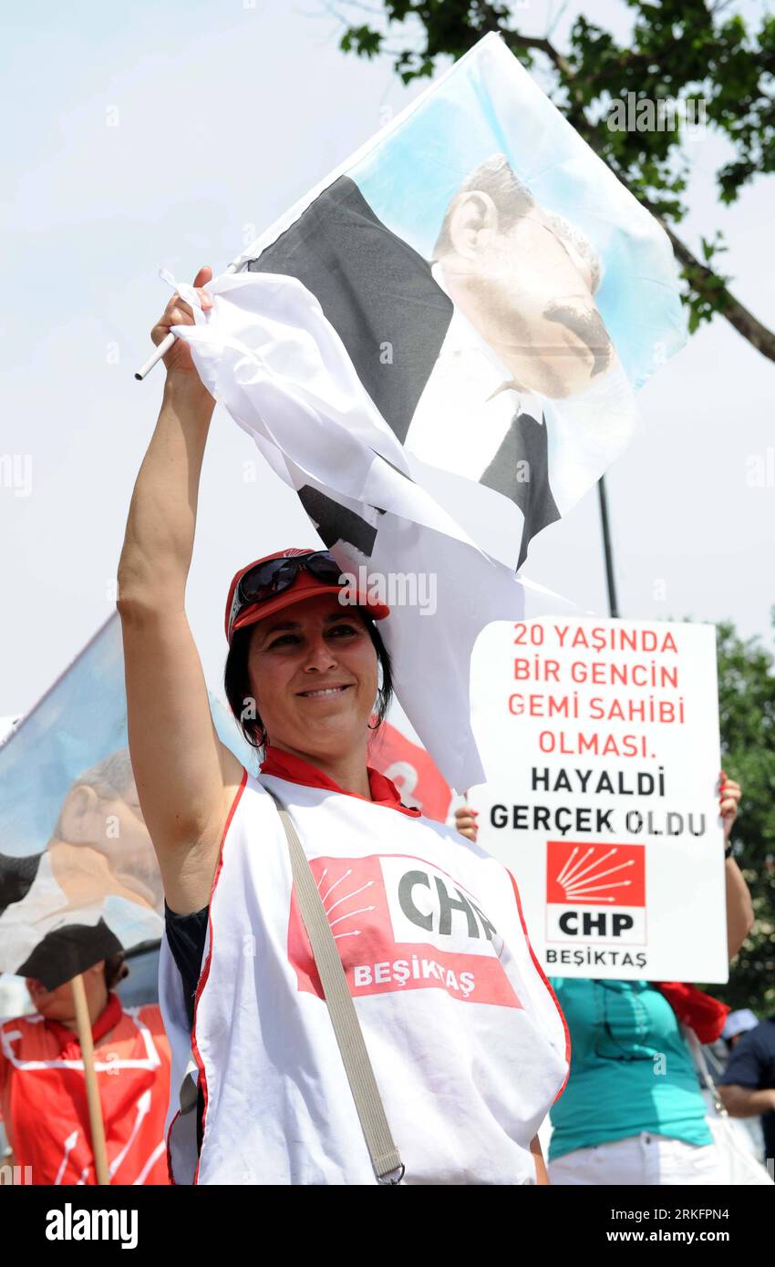 Bildnummer: 55447270  Datum: 10.06.2011  Copyright: imago/Xinhua (110610) -- ISTANBUL, June 10, 2011(Xinhua) -- Supportors of Republican People s Party (CHP) make propaganda on the street in Istanbul, Turkey, June 10, 2011. According to a decision taken by the Higher Board of Election (YSK), the prohibitions involving publications and broadcasting on the elections will go into effect at 18:00 on Saturday. No media organs will be able to make news stories on elections or results, estimates and comments related to the elections until 18.00 on Sunday. On the day of the election, media organs will Stock Photo