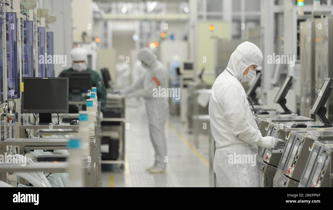 Bildnummer: 55447282  Datum: 10.06.2011  Copyright: imago/Xinhua (110610)-- TOKYO, June 10, 2011 (Xinhua)-- Workers work in the workshop of Renesas Electronics corporation in Ibaraki Prefecture, Japan, June 10, 2011. The capacity of Renesas will recovery to the level before the quake before the end of September, Yasushi Akao,President of Renesas said on Friday. (Xinhua/Kenichiro Seki) (jl) JAPAN-RENESAS ELECTRONICS-CAPACITY-RECOVERY PUBLICATIONxNOTxINxCHN Wirtschaft xkg 2011 quer o0 Produktion Elektroindustrie    Bildnummer 55447282 Date 10 06 2011 Copyright Imago XINHUA  Tokyo June 10 2011 XI Stock Photo