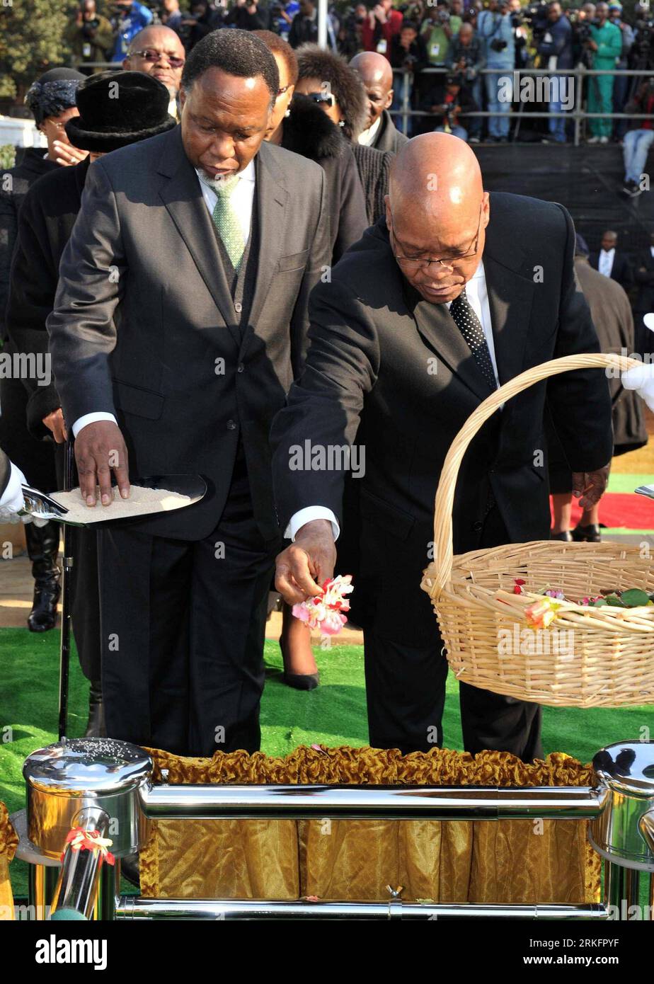 Bildnummer: 55448655  Datum: 11.06.2011  Copyright: imago/Xinhua (110611) -- JOHANNESBURG, June 11, 2011 (Xinhua) -- South African President Jacob Zuma (R) and Deputy President Kgalema Motlanthe throw flowers and sand on the coffin of anti-apartheid heroine Albertina Sisulu at Orlando Stadium, in Soweto, South Africa, June 11, 2011. Albertina Sisulu was awarded state funeral by the government of South Africa on Saturday. Known in the country as a mother of the nation , Albertina -- ruling party Africa National Congress (ANC) stalwart and widow of Walter Sisulu, a friend and mentor of former Pr Stock Photo