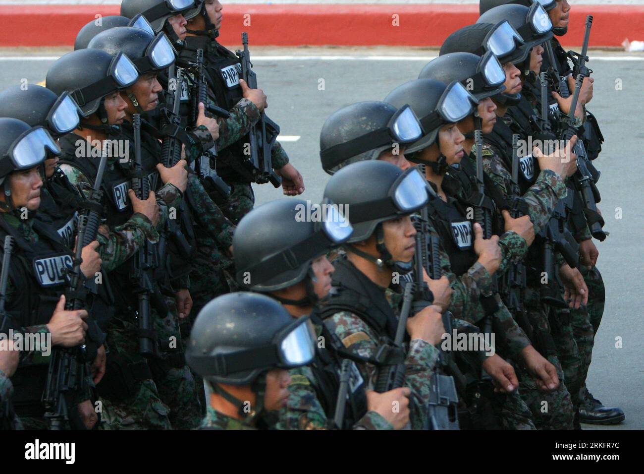 Bildnummer: 55449373  Datum: 12.06.2011  Copyright: imago/Xinhua (110612) -- MANILA, June 12, 2011 (Xinhua) -- Members from the Philippine National Police Special Action Force (PNP-SAF) march during a parade celebrating the Philippine Independence Day in Manila, the Philippines, on June 12, 2011. The Philippines celebrated on Sunday the 113th anniversary of the proclamation of independence from Spanish rule.(Xinhua/Rouelle Umali) (cl) PHILIPPINES-PARADE CELEBRATING PHILIPPINE INDEPENDENCE PUBLICATIONxNOTxINxCHN Gesellschaft Politik Manila Unabhängigkeitstag xcb x0x 2011 quer     Bildnummer 554 Stock Photo