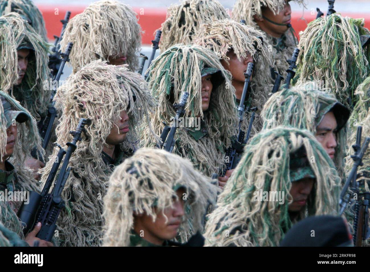 Bildnummer: 55449371  Datum: 12.06.2011  Copyright: imago/Xinhua (110612) -- MANILA, June 12, 2011 (Xinhua) --Camouflaged snipers from the Philippine National Police Special Action Force (PNP-SAF) march during a parade celebrating the Philippine Independence Day in Manila, the Philippines, on June 12, 2011. The Philippines celebrated on Sunday the 113th anniversary of the proclamation of independence from Spanish rule.(Xinhua/Rouelle Umali) (cl) PHILIPPINES-PARADE CELEBRATING PHILIPPINE INDEPENDENCE PUBLICATIONxNOTxINxCHN Gesellschaft Politik Manila Unabhängigkeitstag xcb x0x 2011 quer     Bil Stock Photo